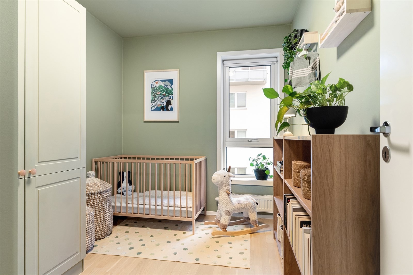 Soverom 2 er av god størrelse og har plass til både seng og øvrig møblement. Veggene på rommet ble malt i 2023. Galleribilde