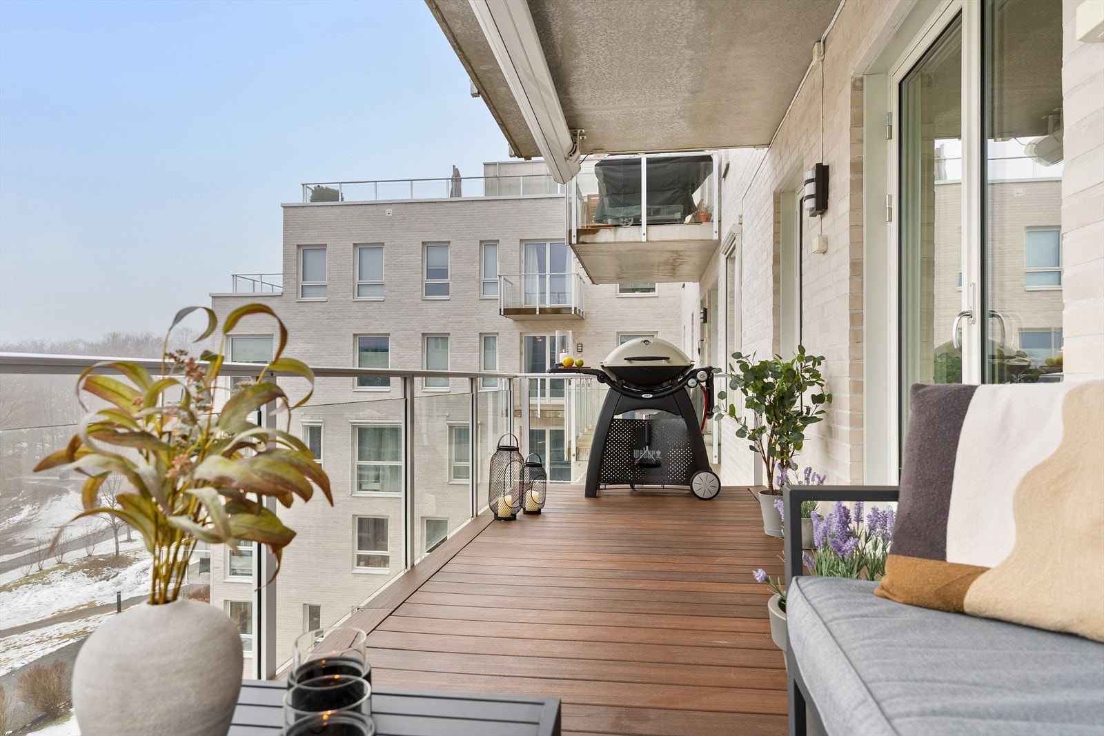 Leiligheten har en herlig, vestvendt og overbygd balkong på ca. 12 kvm med gode solforhold. Her er det god plass til utemøbler, spisegruppe og beplantning, slik at du enkelt kan skape en lun og innbydende uteoase. Galleribilde