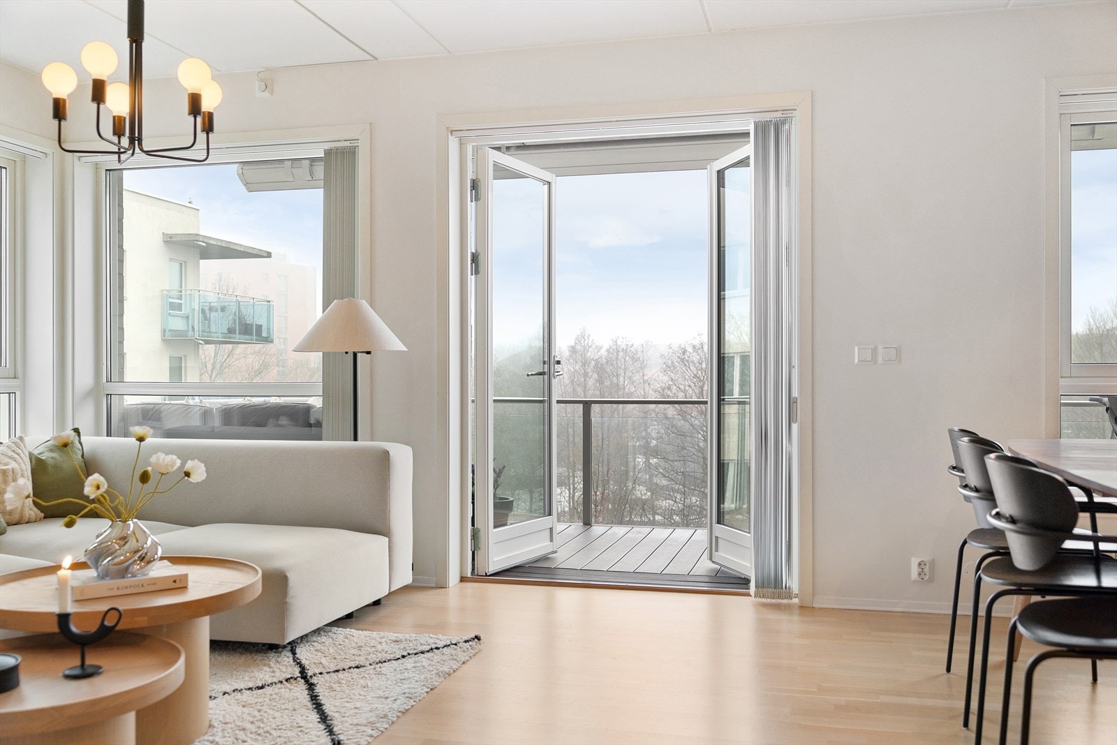 Fra stuen er det utgang til balkongen gjennom flotte, doble balkongdører med store glassfelt. Dette gir rikelig med naturlig lys inn i rommet og skaper en sømløs overgang mellom inne- og utearealet. Galleribilde