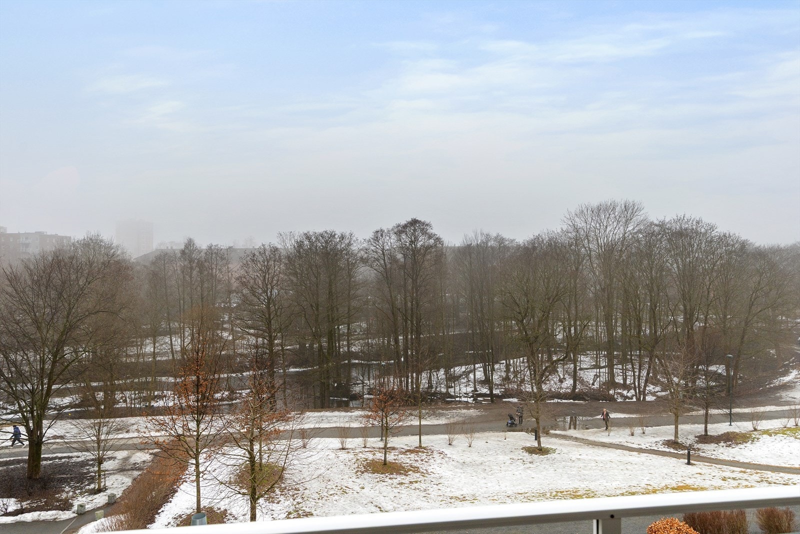 Fra balkongen kan du nyte utsikt over felles hageareal, som videre leder til de flotte turstiene langs Akerselva. Galleribilde