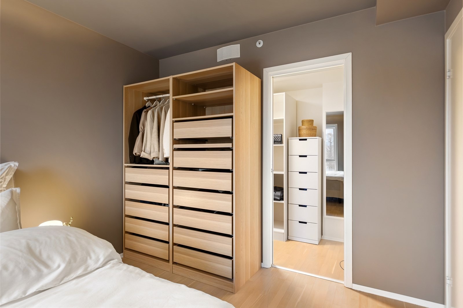 Veggene i hovedsoverommet ble malt i 2023 i fargen Muskatnøtt fra Jotun, noe som gir rommet et oppdatert, lunt og velholdt uttrykk. Galleribilde