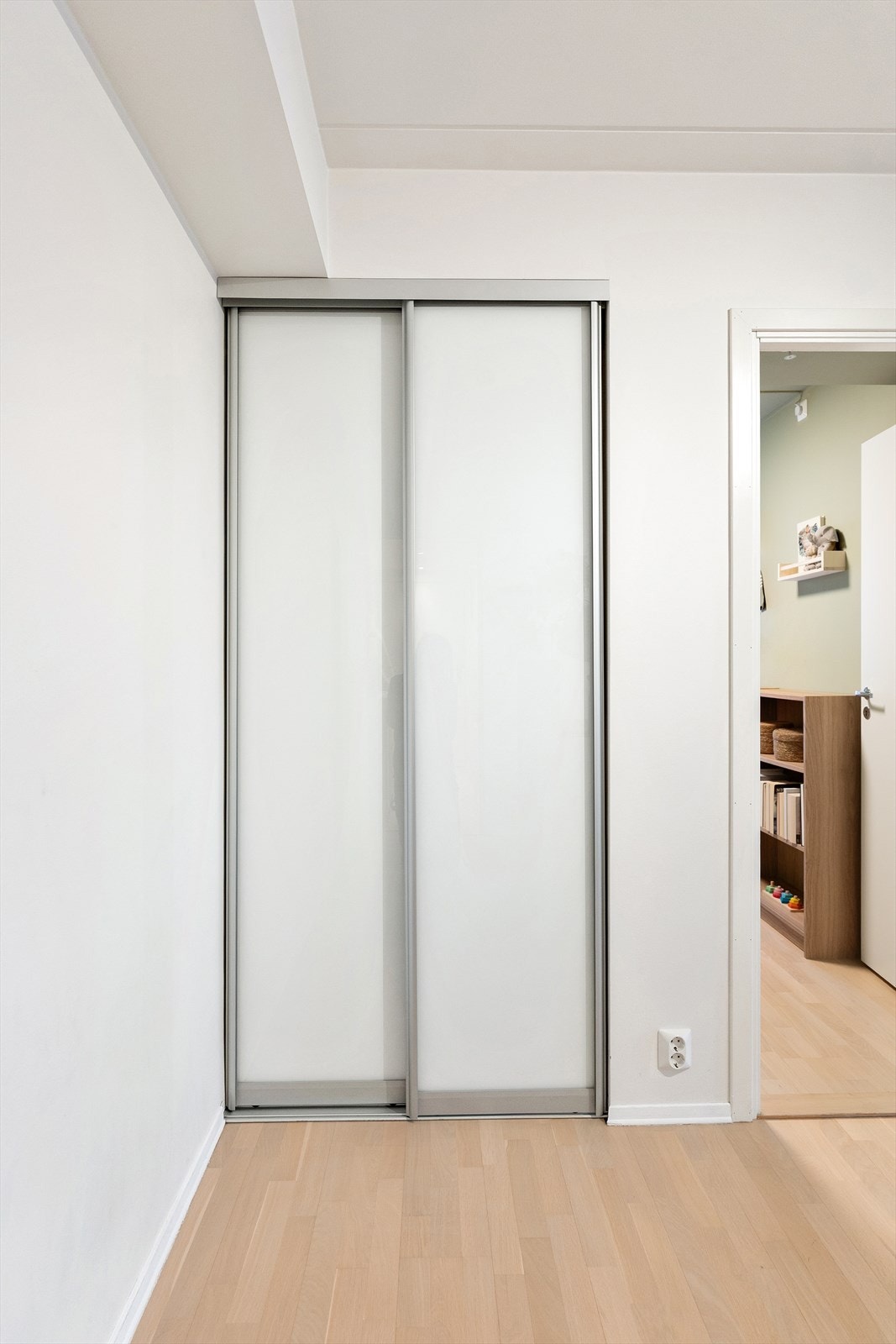 Fra kjøkkenet er det adkomst til soverom 2 og 3. Her er det også et praktisk innebygd garderobeskap som gir gode oppbevaringsmuligheter. Galleribilde