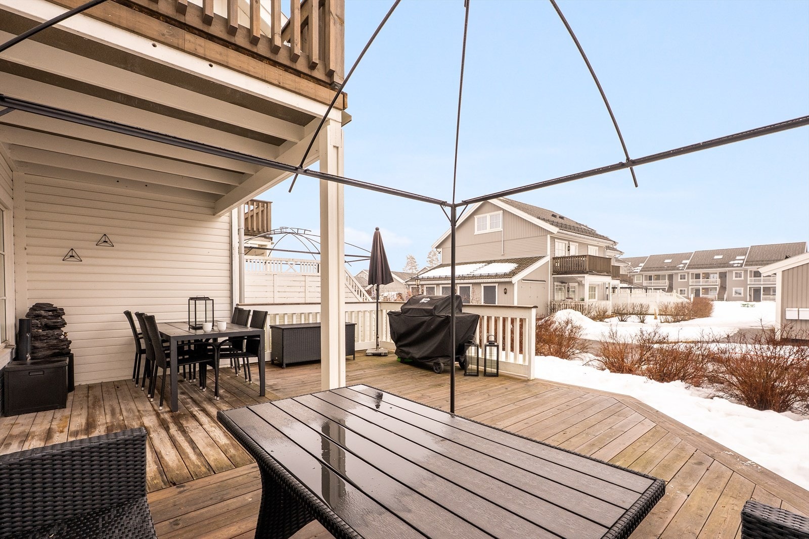 Deler av terrassen har overbygg. Galleribilde