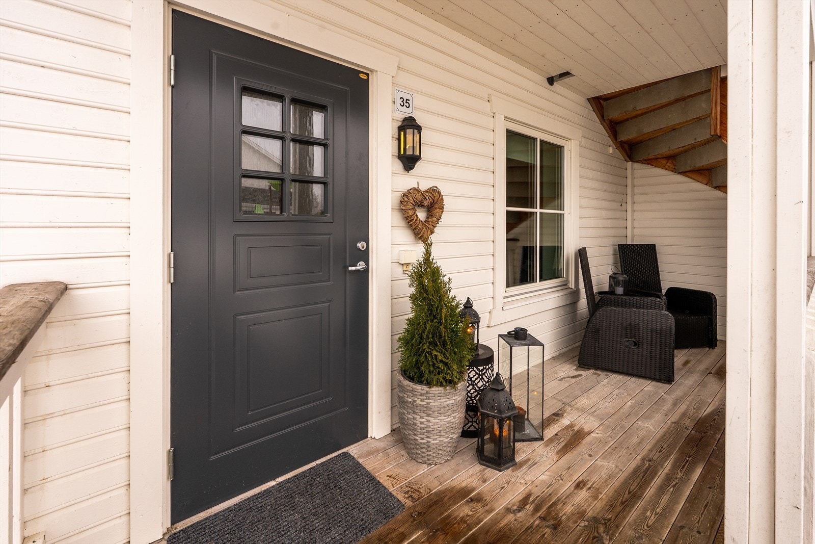 Det er et hyggelig og overbygd inngangsparti med plass til sittegruppe. Galleribilde