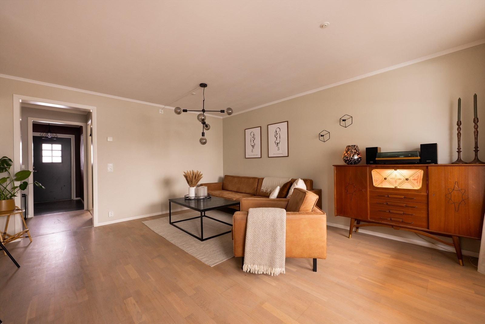 Stuen byr på flere møbleringsmuligheter. Galleribilde