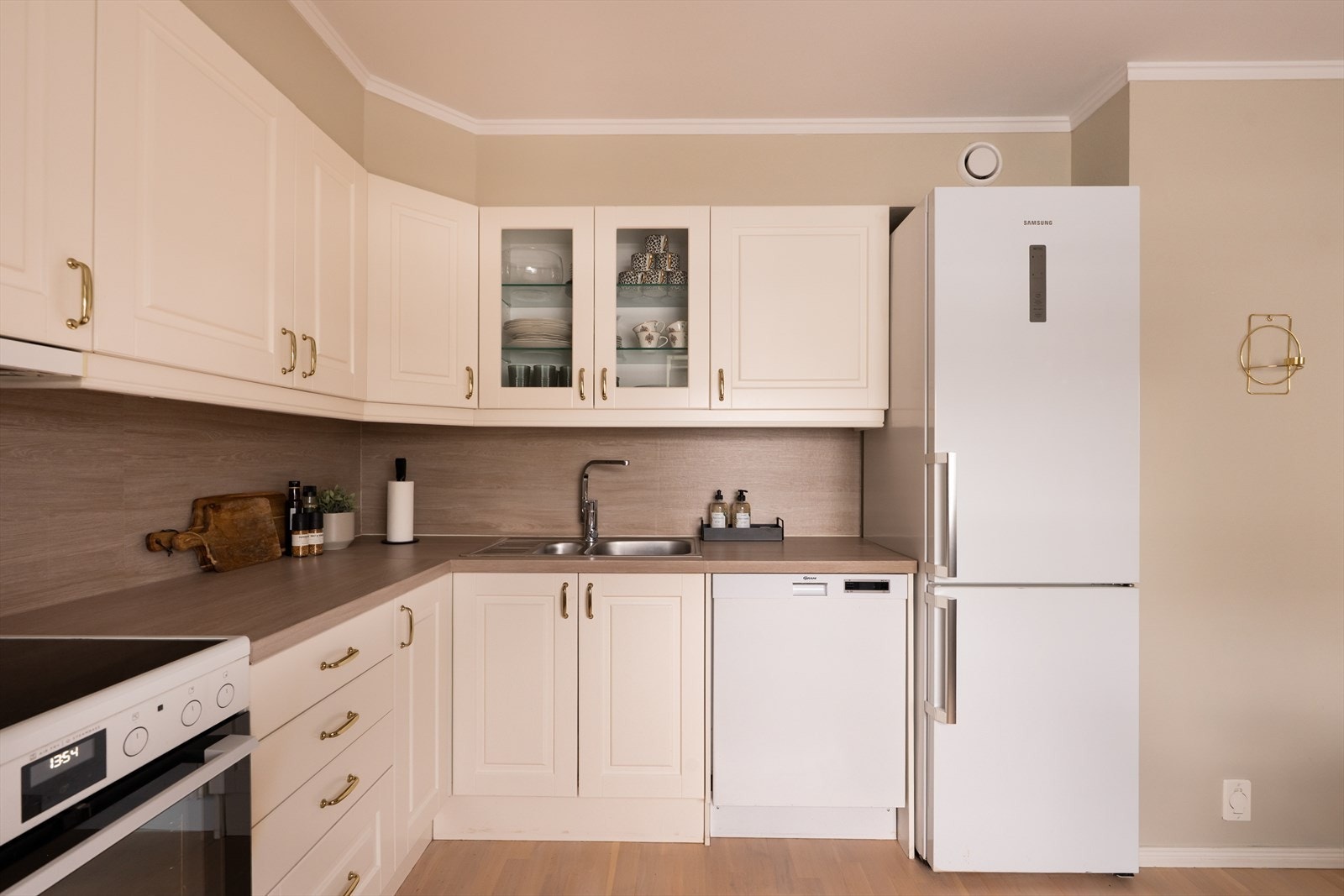 Det er avsatt plass til frittstående hvitevarer. Hvitevarene på kjøkkenet medfølger handelen. Galleribilde