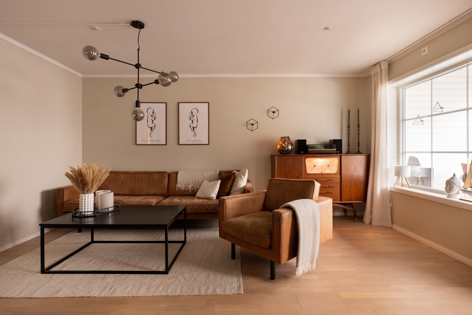 Stuen er i åpen løsning mot kjøkken. Galleribilde