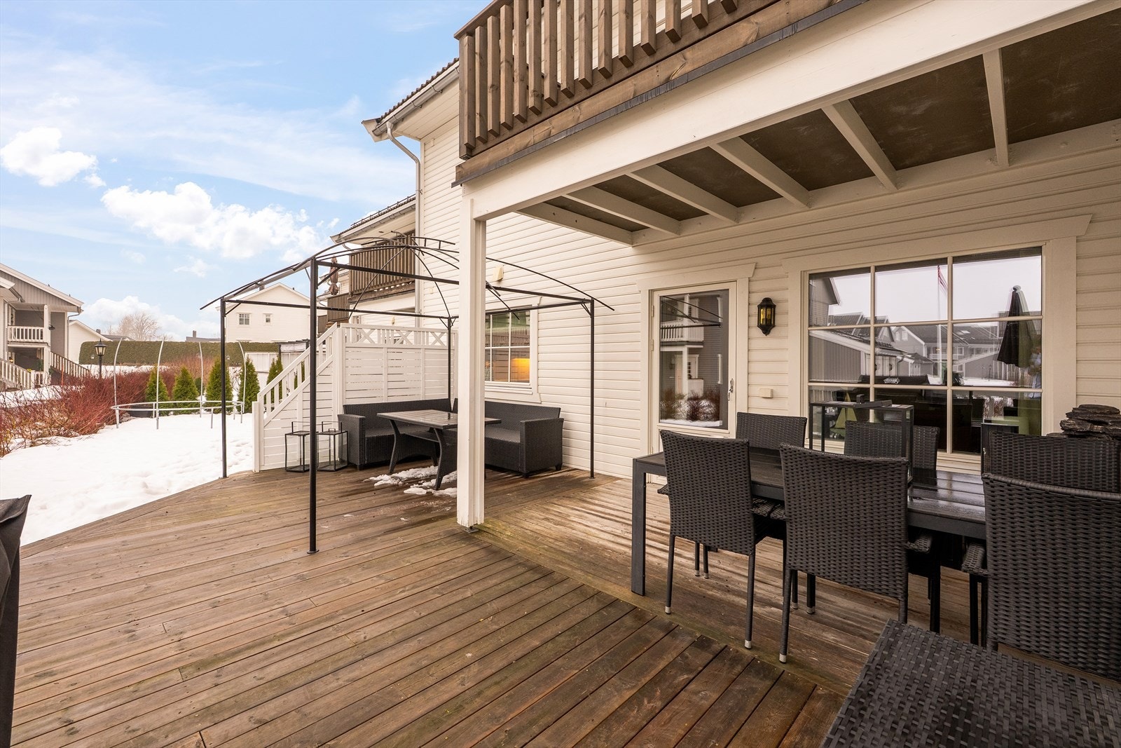 Fra stuen er det utgang til terrasse på ca. 30 kvm. Galleribilde