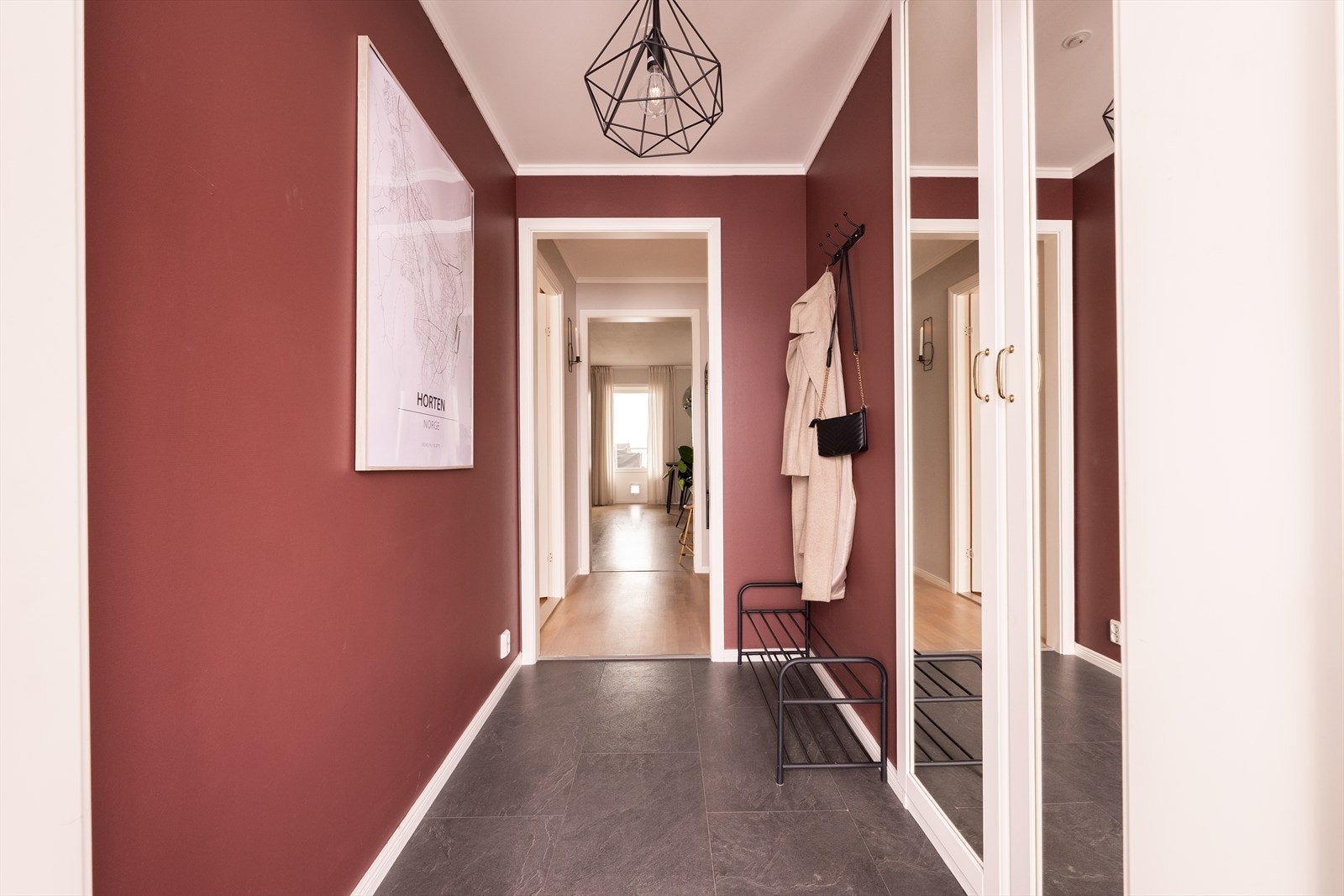 Romslig vindfang med garderobeløsning og knaggoppheng. Galleribilde