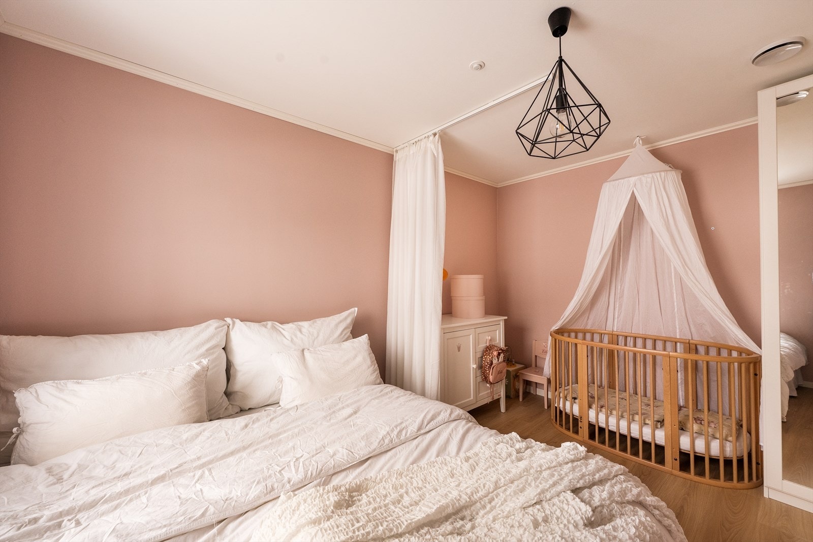 Hovedsoverommet har garderobeskap. Galleribilde