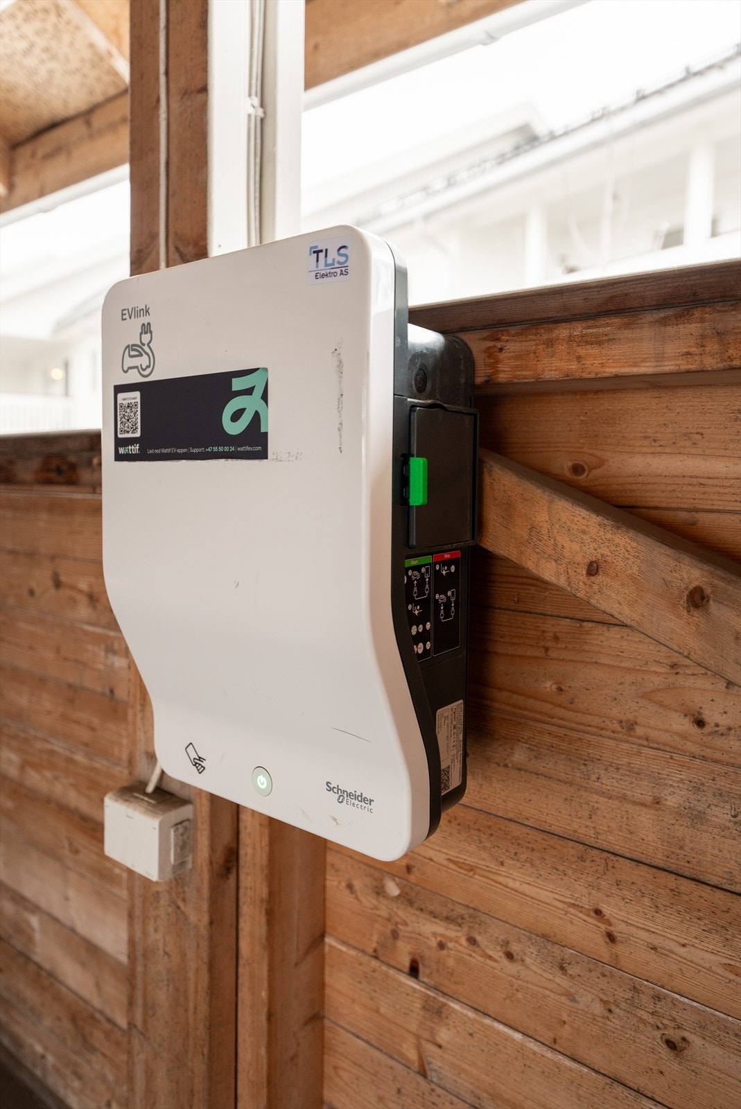 Det er montert elbil-lader som medfølger. Eier knytter eget abonnement med sameiets leverandør; Wattif. Galleribilde