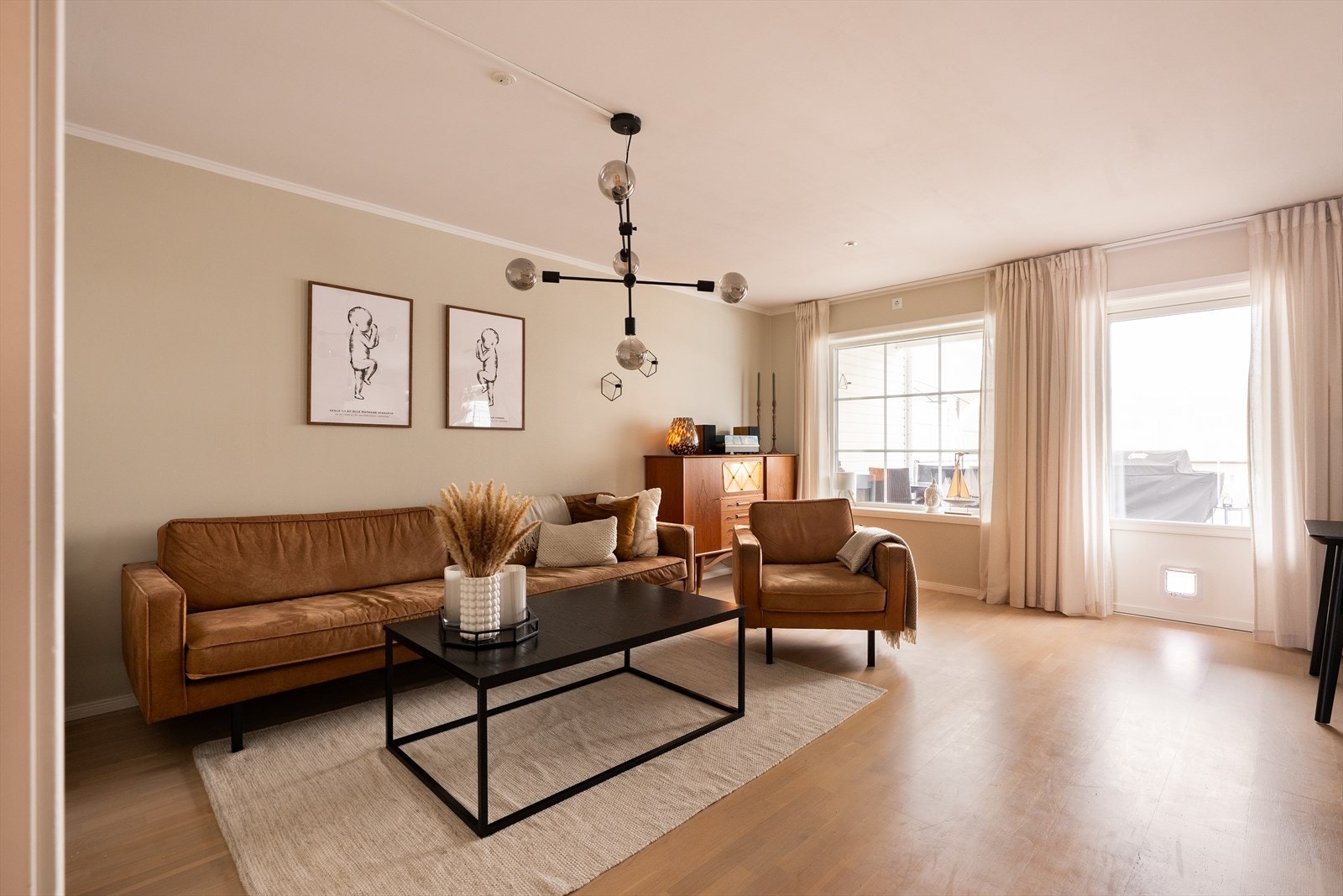 Leiligheten holder en god standard med moderne fargevalg og store vindusflater. Galleribilde