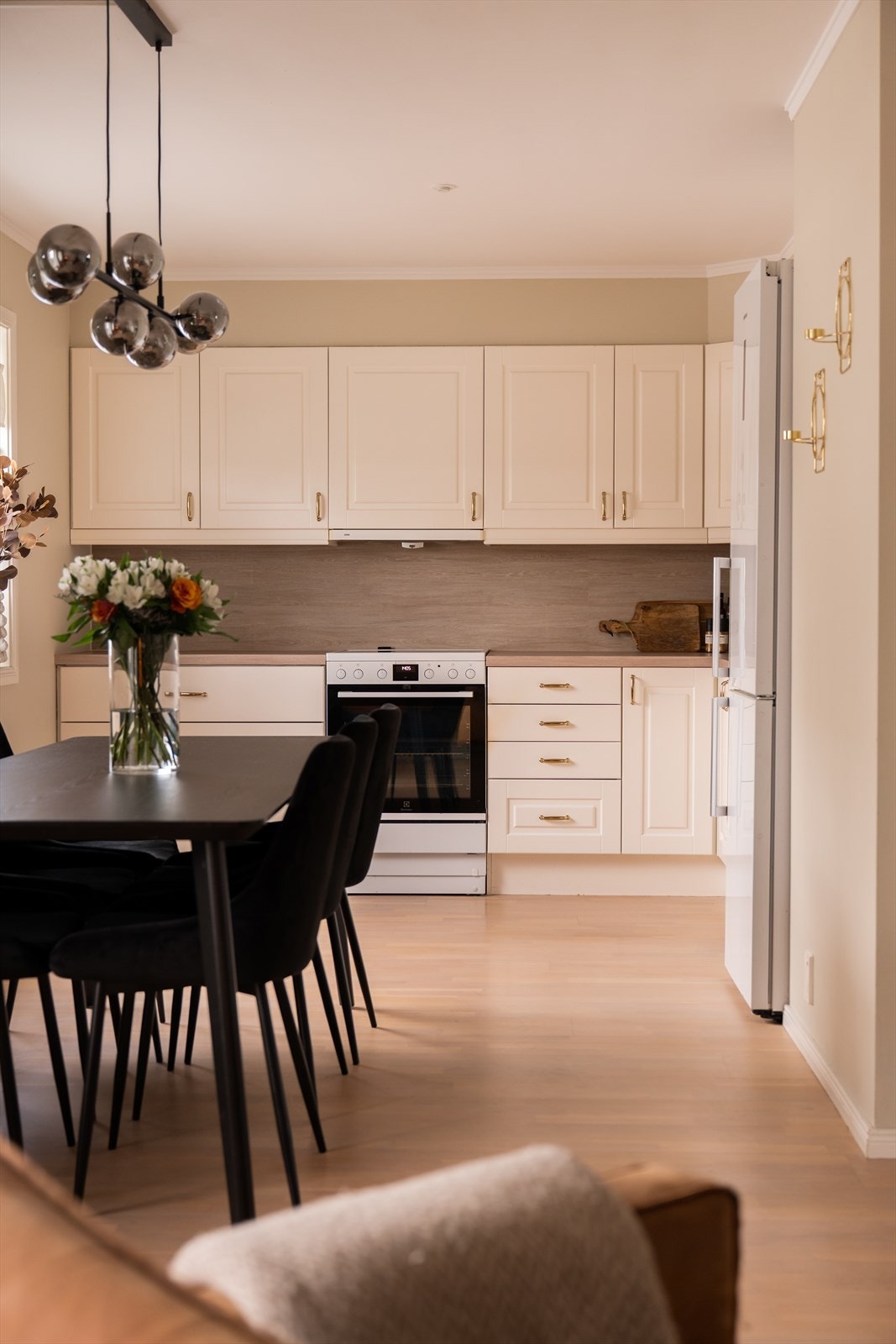 På gulvet er det lagt parkett og det har blitt slipt i senere år. Galleribilde