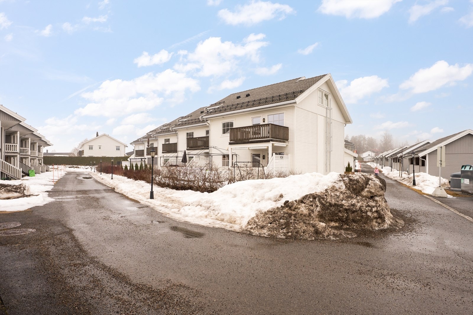 Sameiet har asfalterte internveier, fine grønt områder og lekeplass. Galleribilde