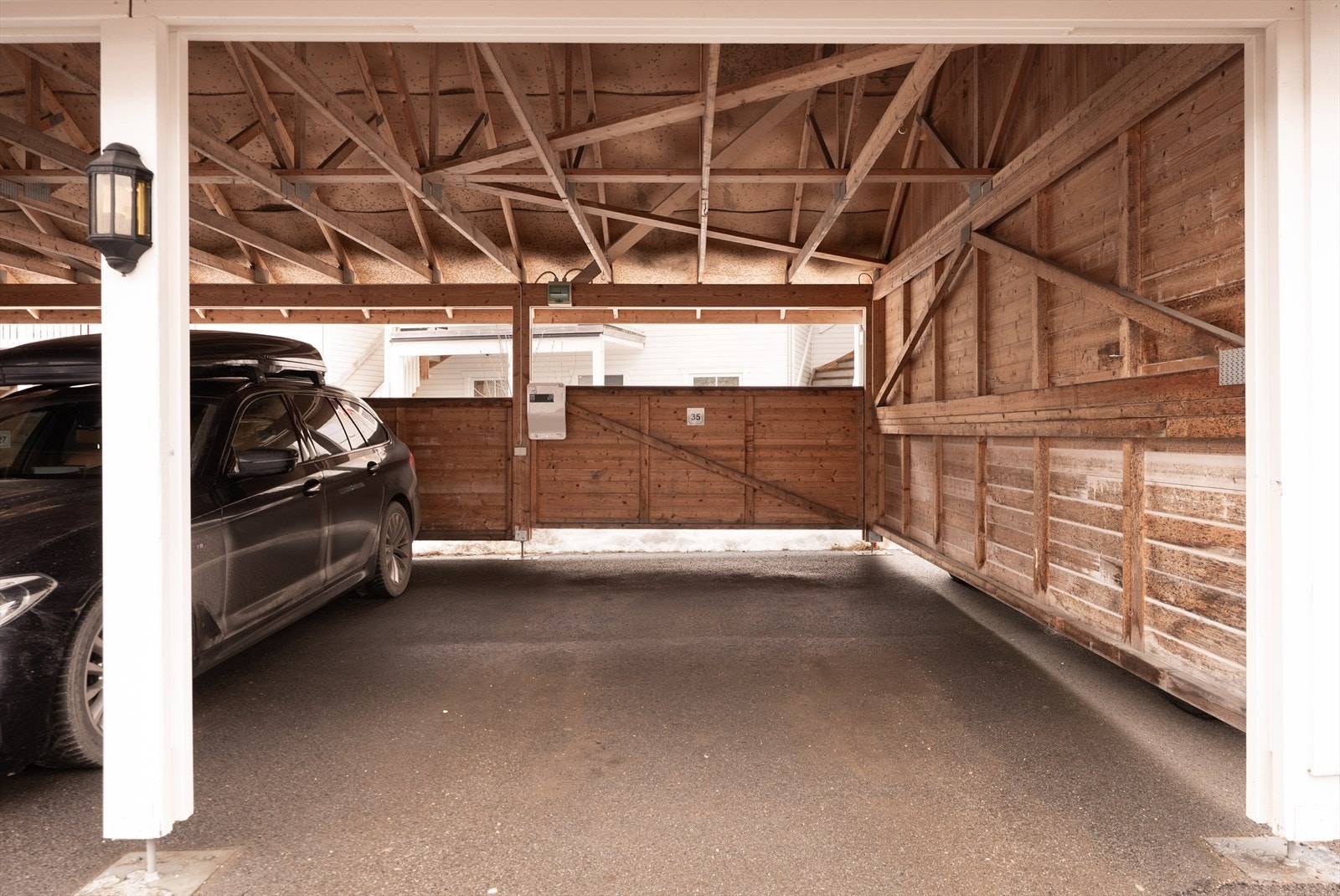 Biloppstillingsplass i carport. Galleribilde