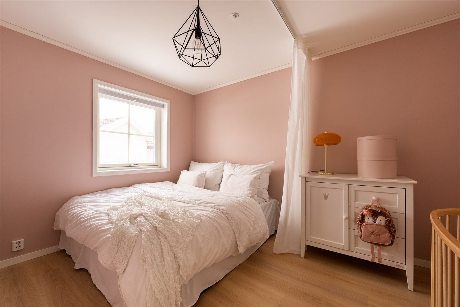 Hovedsoverommet har plass til dobbeltseng med tilhørende møblement. Galleribilde