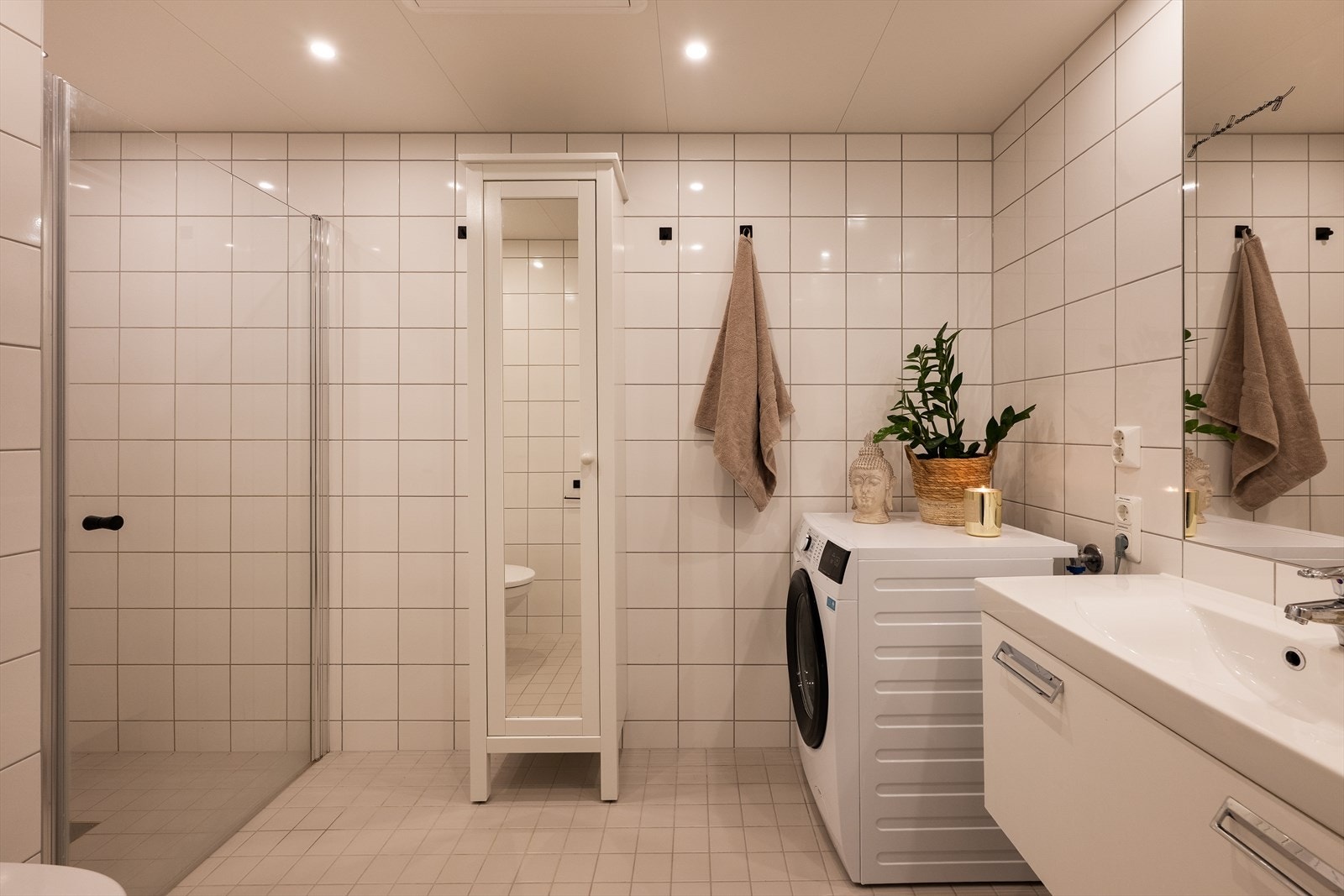 Tidløst baderom med gulvvarme og downlights i himling. Galleribilde