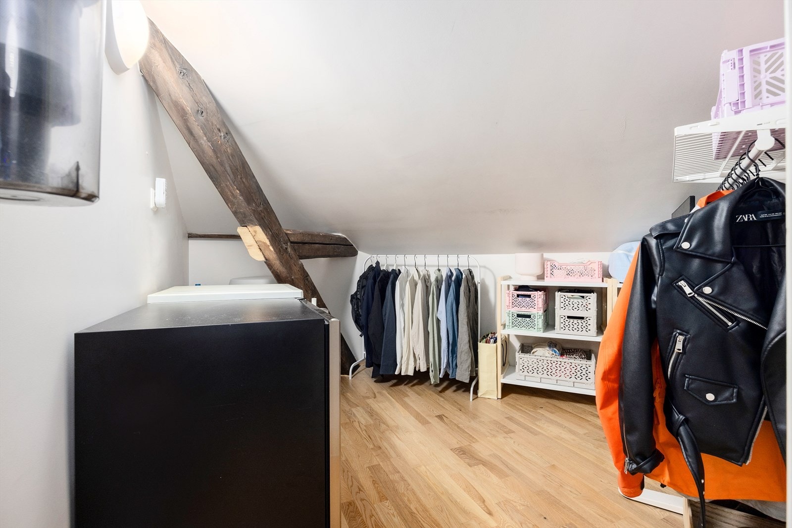 Praktisk innvendig bod med plass til lagring av klær, utstyr og diverse. Galleribilde