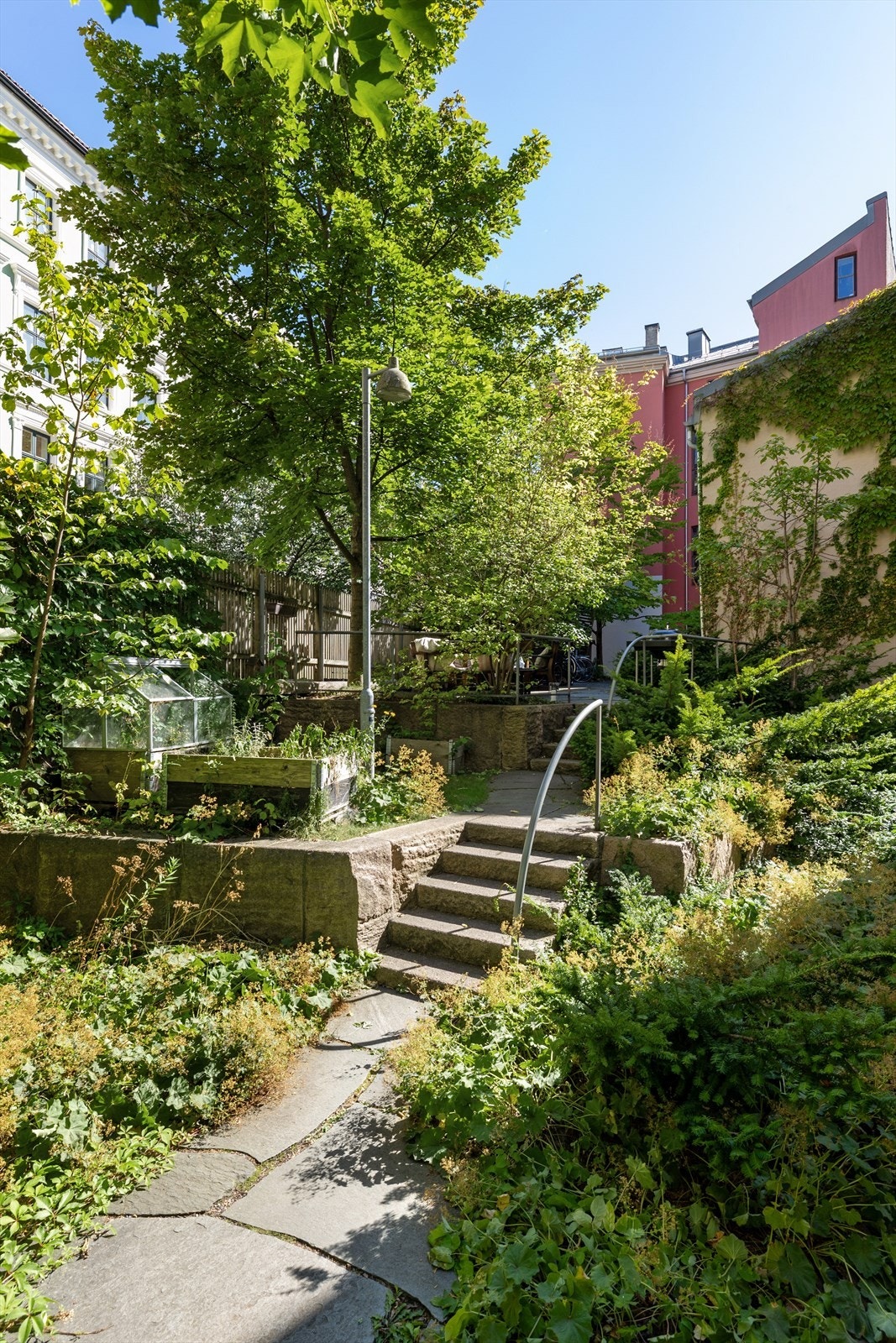 Leiligheten har tilgang til den flotte og anerkjente bakgården Meyerhagen, tilknyttet sameiet gjennom Meyerhagen vel. Galleribilde