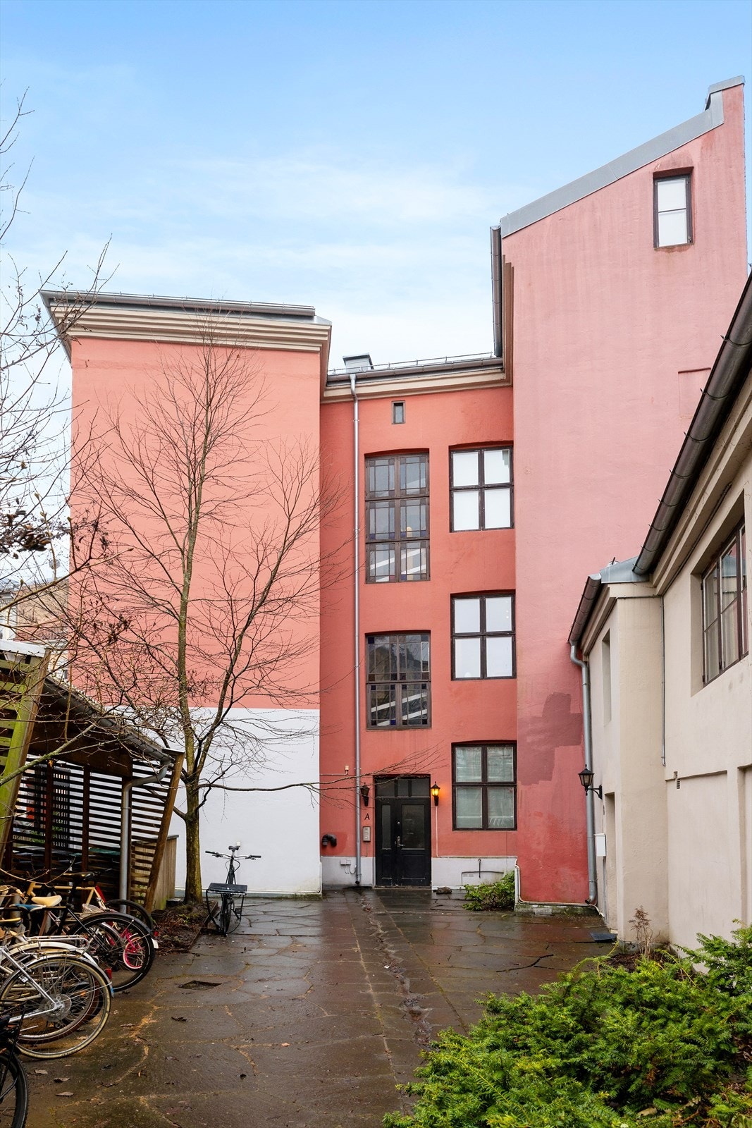 Felles bakgård med sykkelparkering. Galleribilde