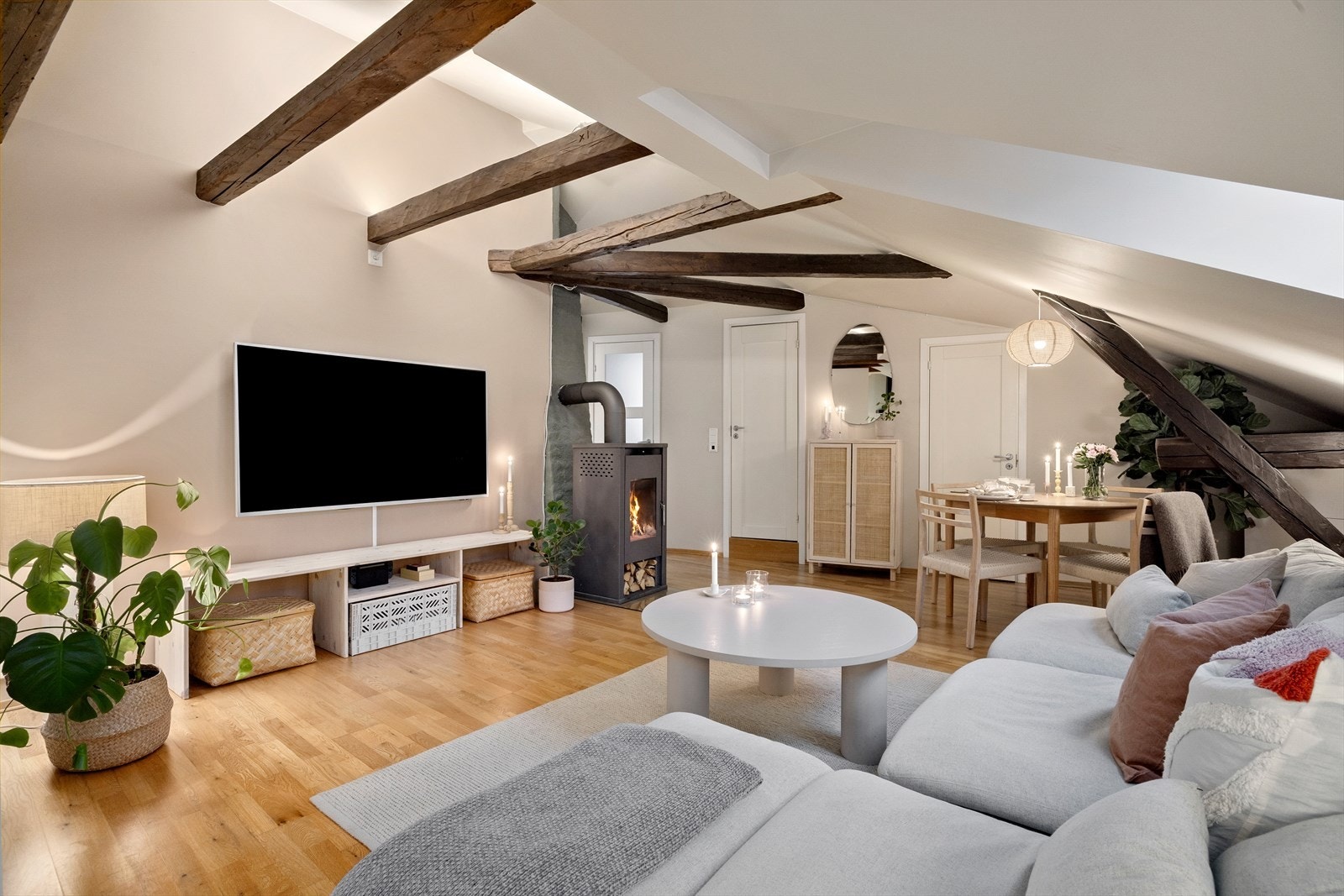 Leiligheten byr på peis, innvendig bod og lave felleskostnader, samt tilgang til en fantastisk frodig bakgård som skaper en hyggelig ramme rundt boligen. Galleribilde