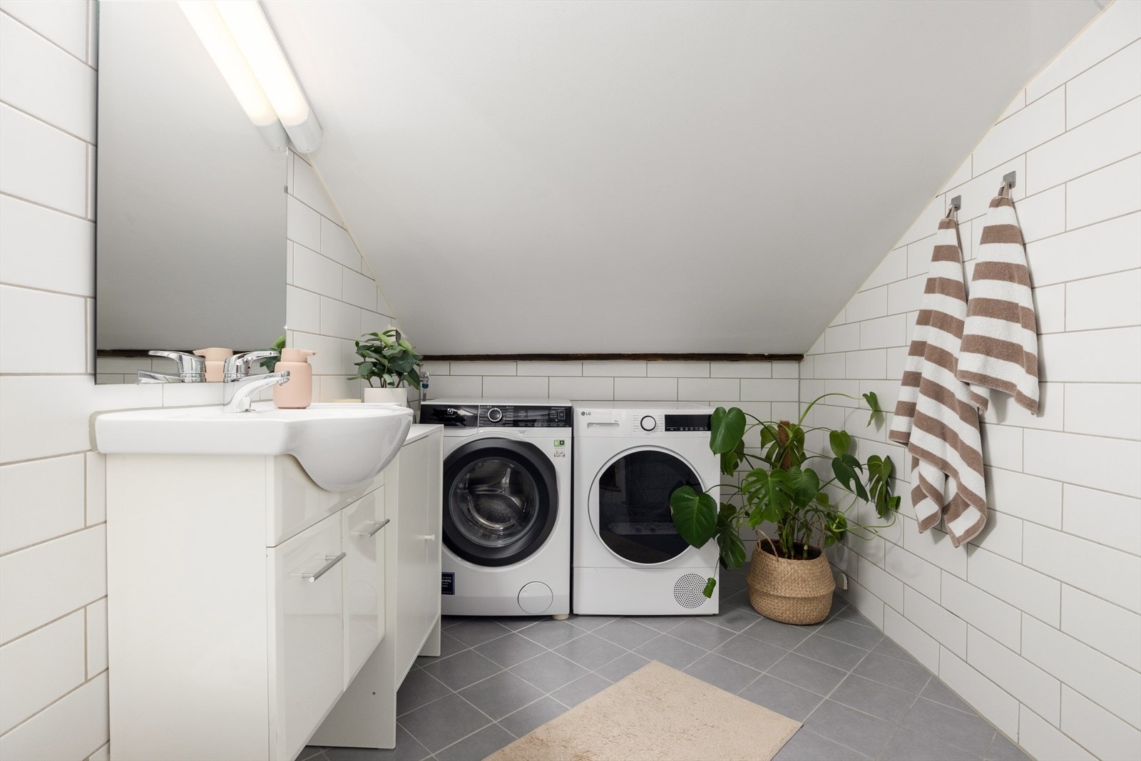 Pent flislagt bad fra 2010 med varmekabler i gulv og opplegg og plass til både vaskemaskin og tørketrommel. Galleribilde