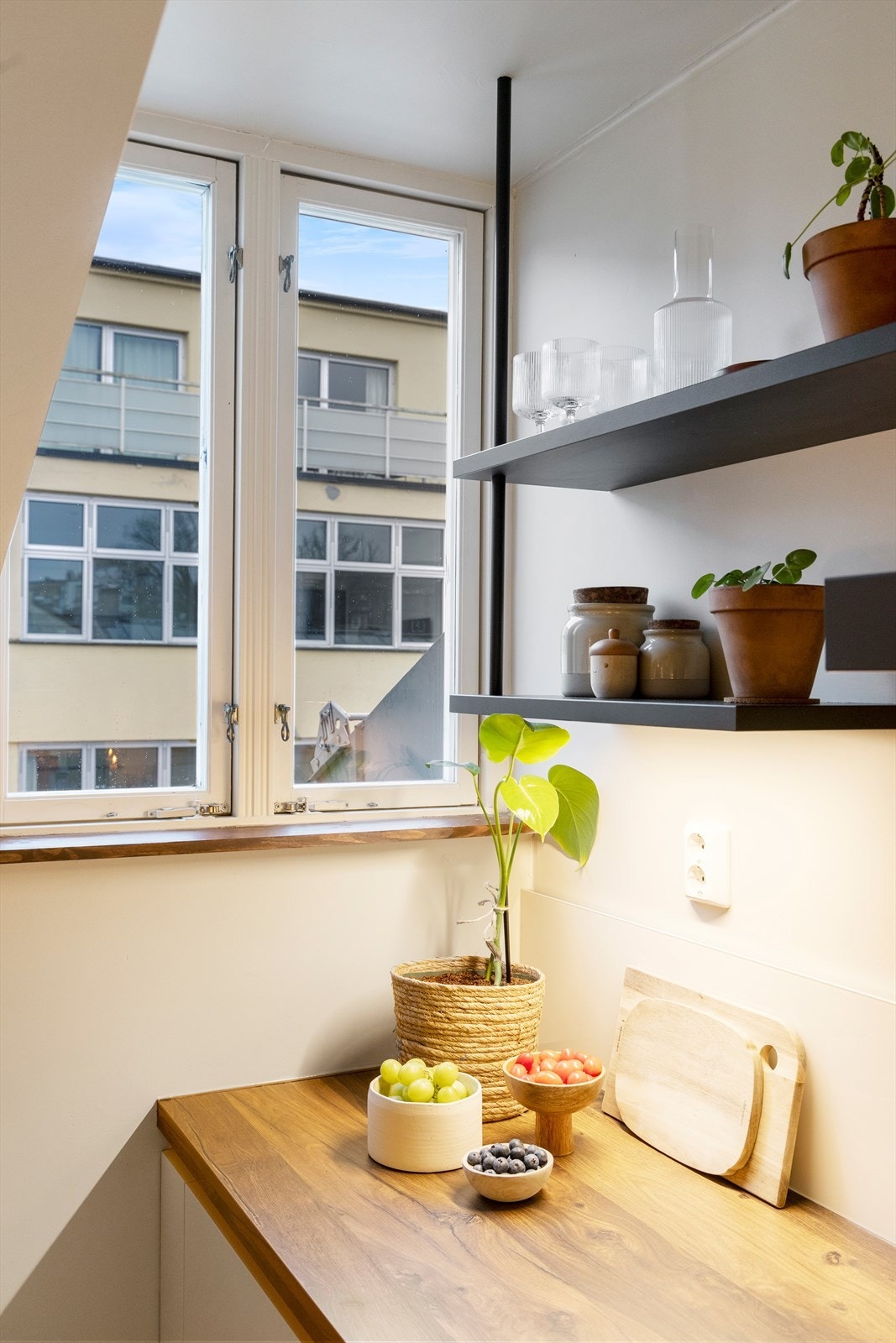 Veggmontert ventilator over kokesone. Glassplate på nedre del av vegg over benkeskap. Automatisk vannstopper er montert. Galleribilde