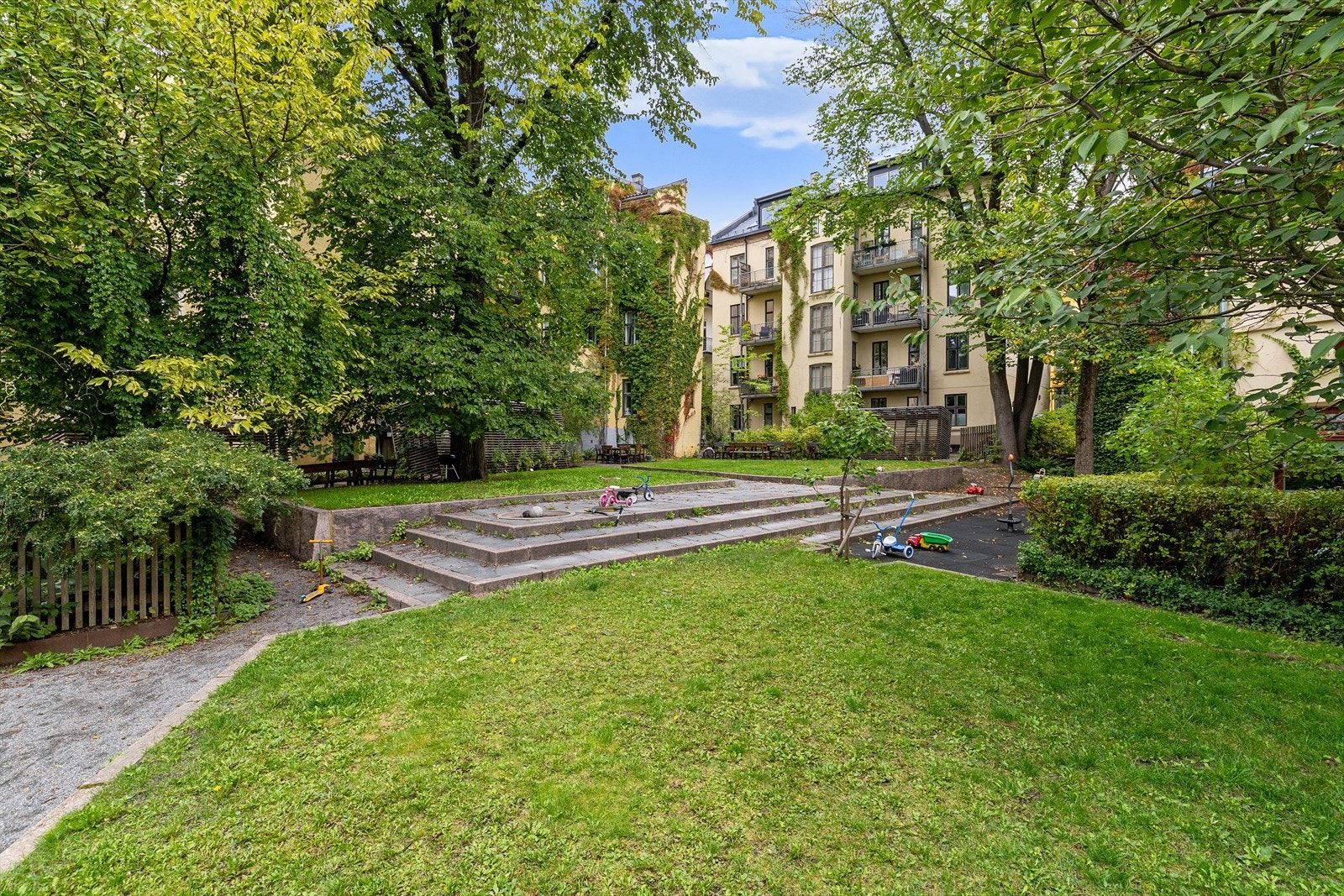 Dette er en helt spesiell bakgård som oppleves mer som en frodig park enn en tradisjonell bakgård. Galleribilde