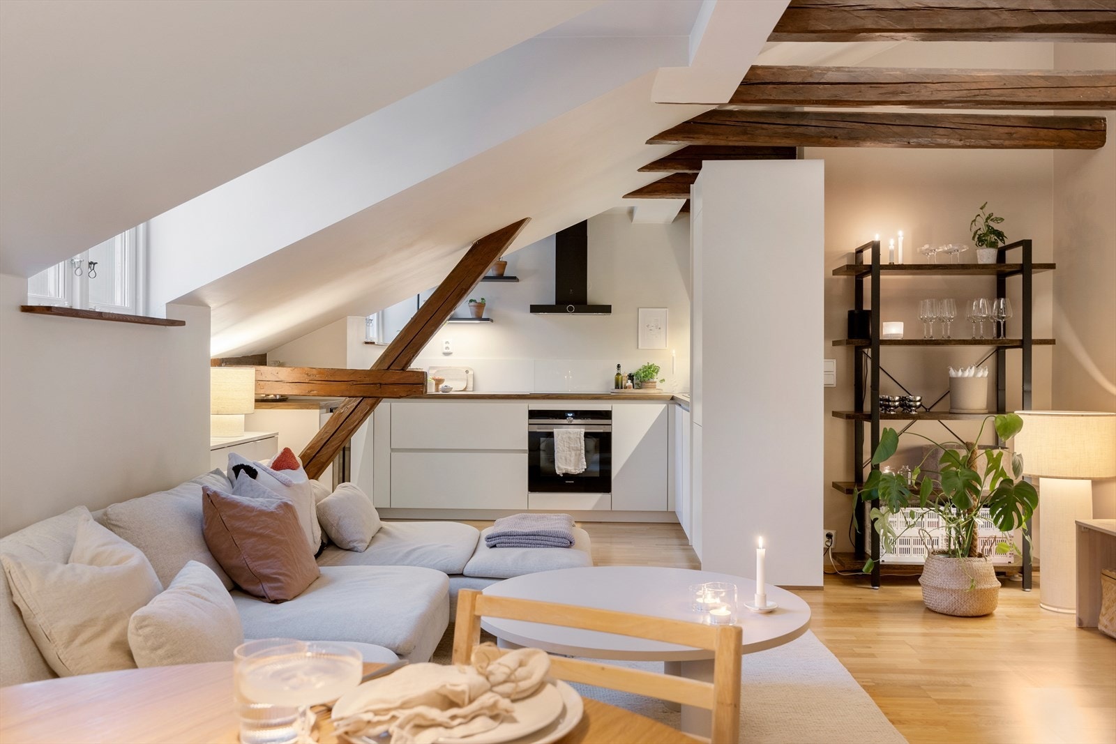 Lys og luftig stue med skrående tak oppmålt til 2,86 meter på det høyeste og godt med lysinnslipp fra flere vindusflater. Galleribilde