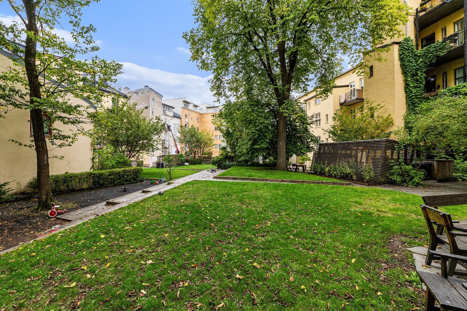 Her finnes en rekke sittegrupper hvor man kan nyte solen fra morgen til kveld i rolige og skjermede omgivelser. Galleribilde