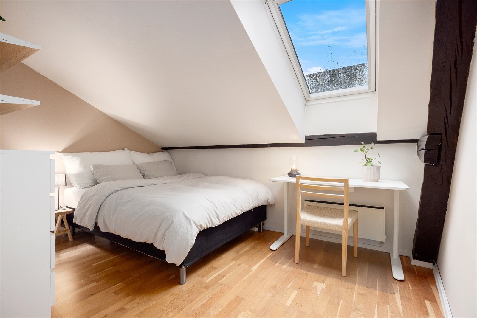 Soverom II er også av god størrelse (150cm seng). Rommet har også plass til skrivebord og garderobeløsninger. Galleribilde