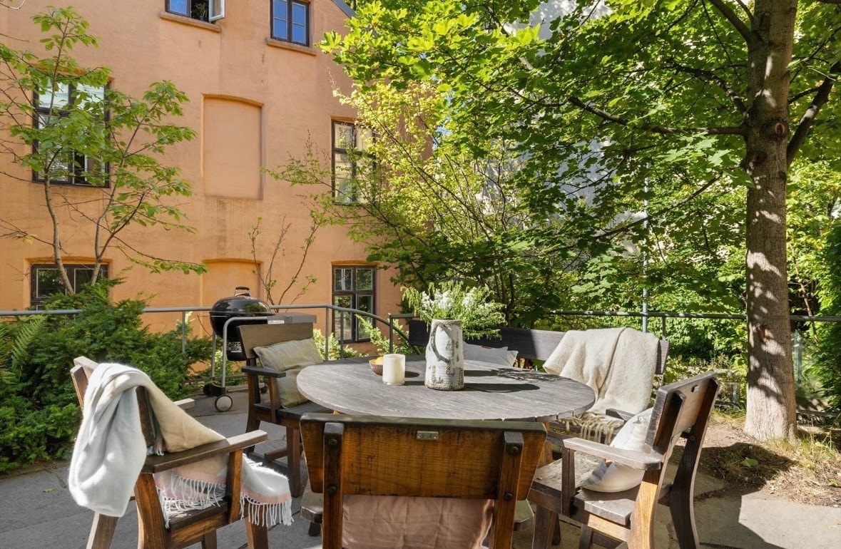 Hyggelig sittegruppe i bakgården. Galleribilde