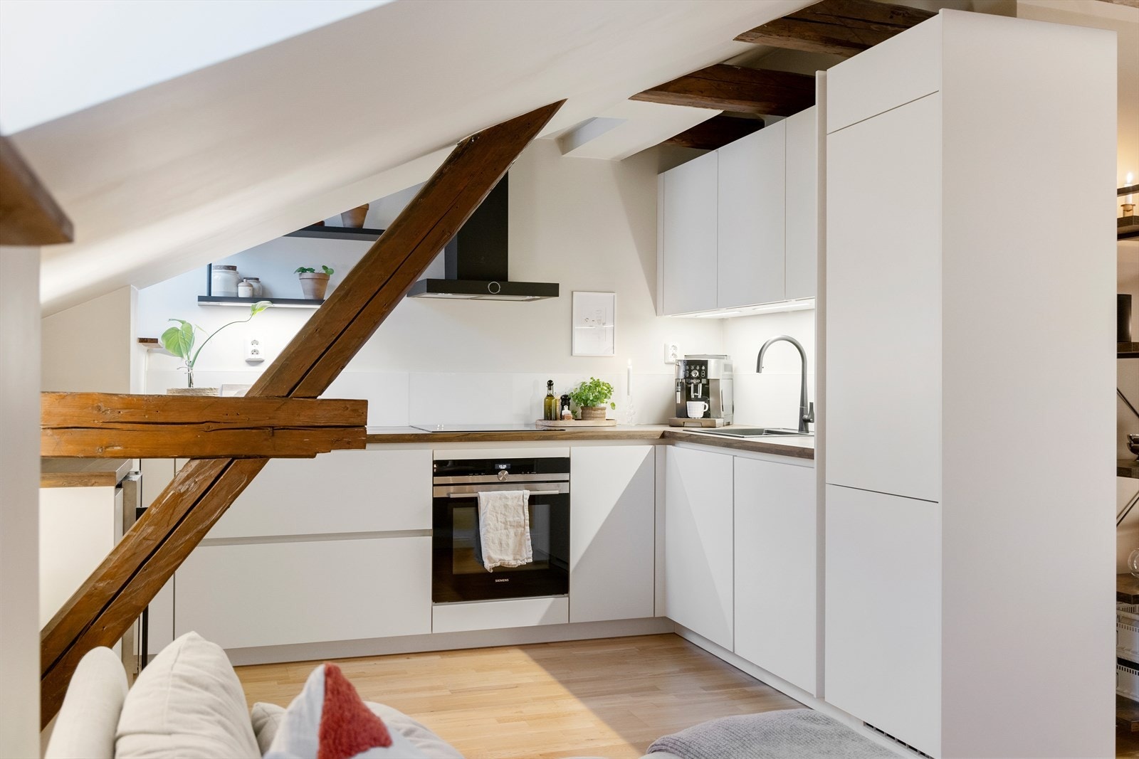 Kjøkkenet er utstyrt med integrerte hvitevarer som Induksjonstopp, stekeovn, oppvaskmaskin og kjøl/frys. Galleribilde