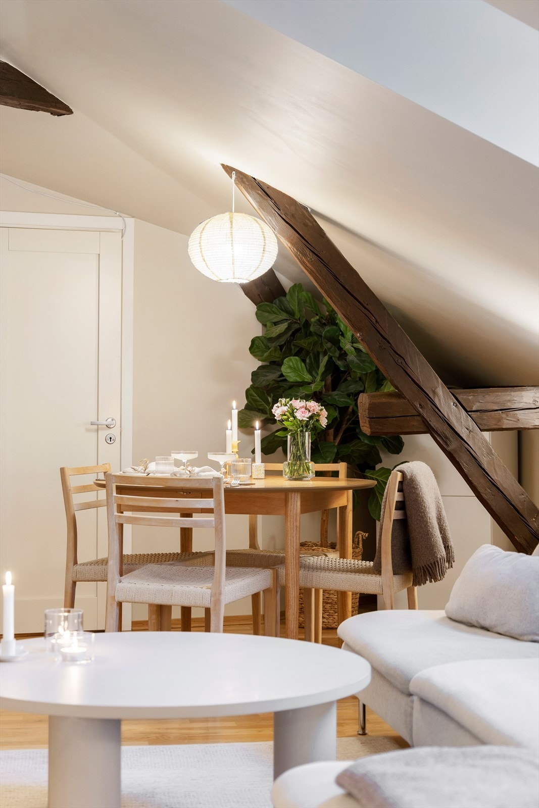 I stuen er det god plass til sofagruppe, TV med tilhørende medie- og oppbevaringsmøblement, samt spisebord. Galleribilde