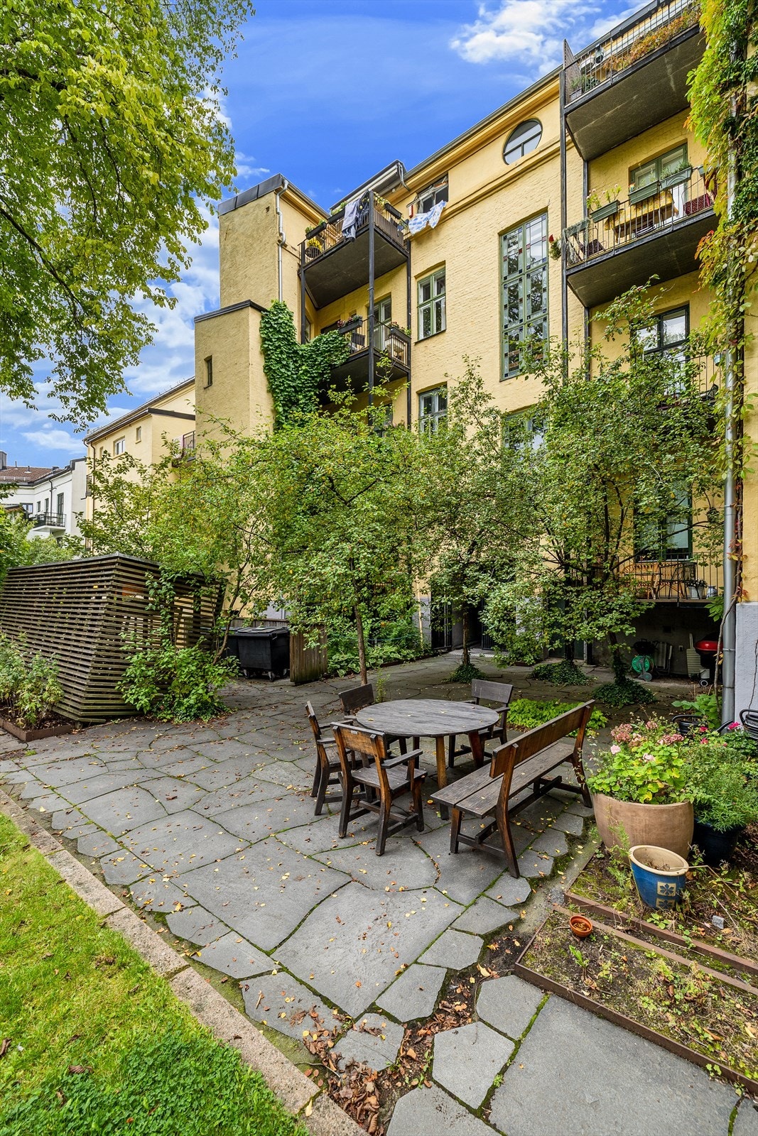 De arkitektonisk utformede sykkelbodene med tilpasset belysning bidrar også til en stemningsfull atmosfære i hagen når kvelden kommer. Galleribilde