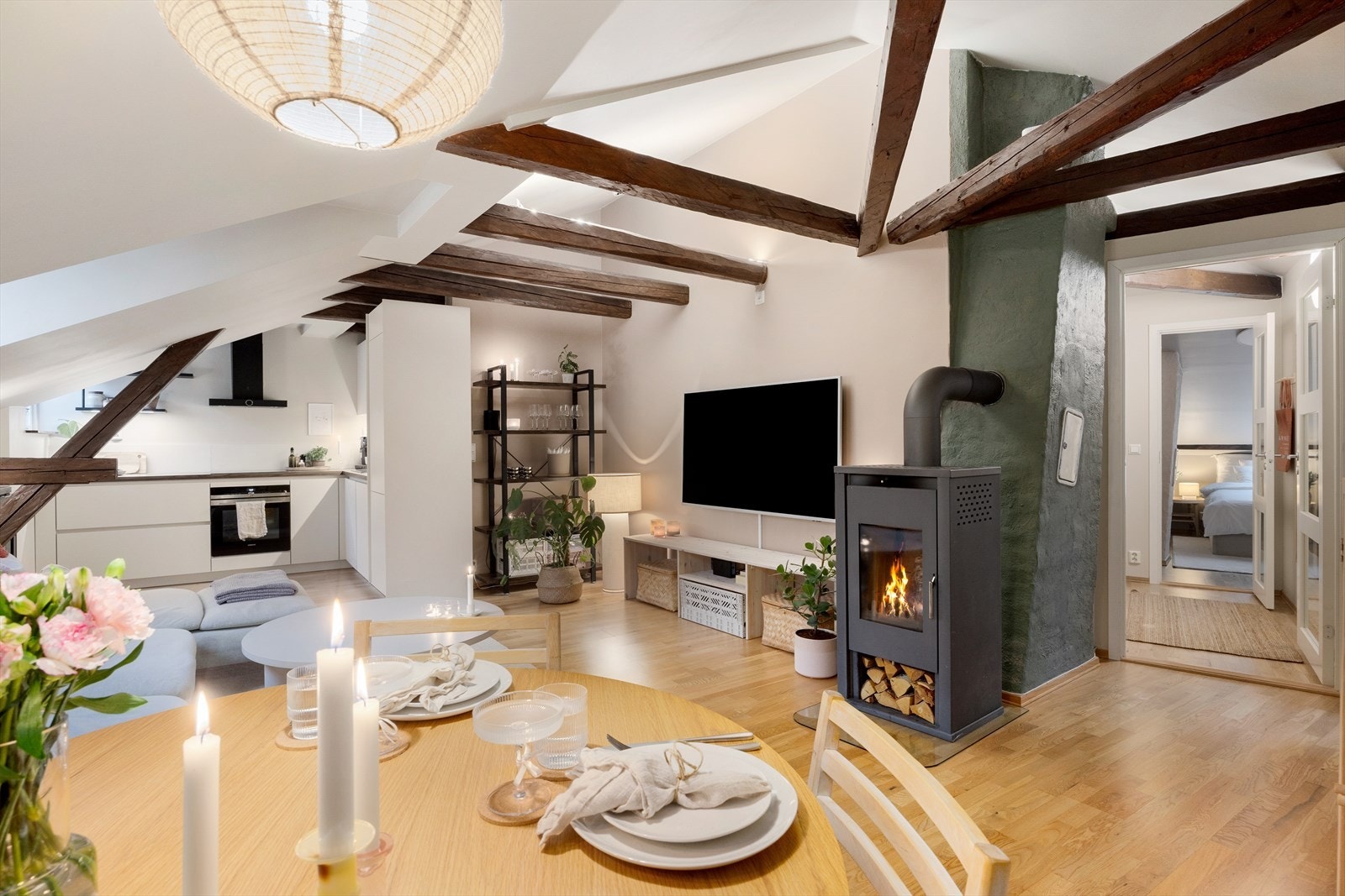 En innbydende 3-roms loftsleilighet med kjøkken fra 2024 og hele 76 kvm gulvareal. Galleribilde