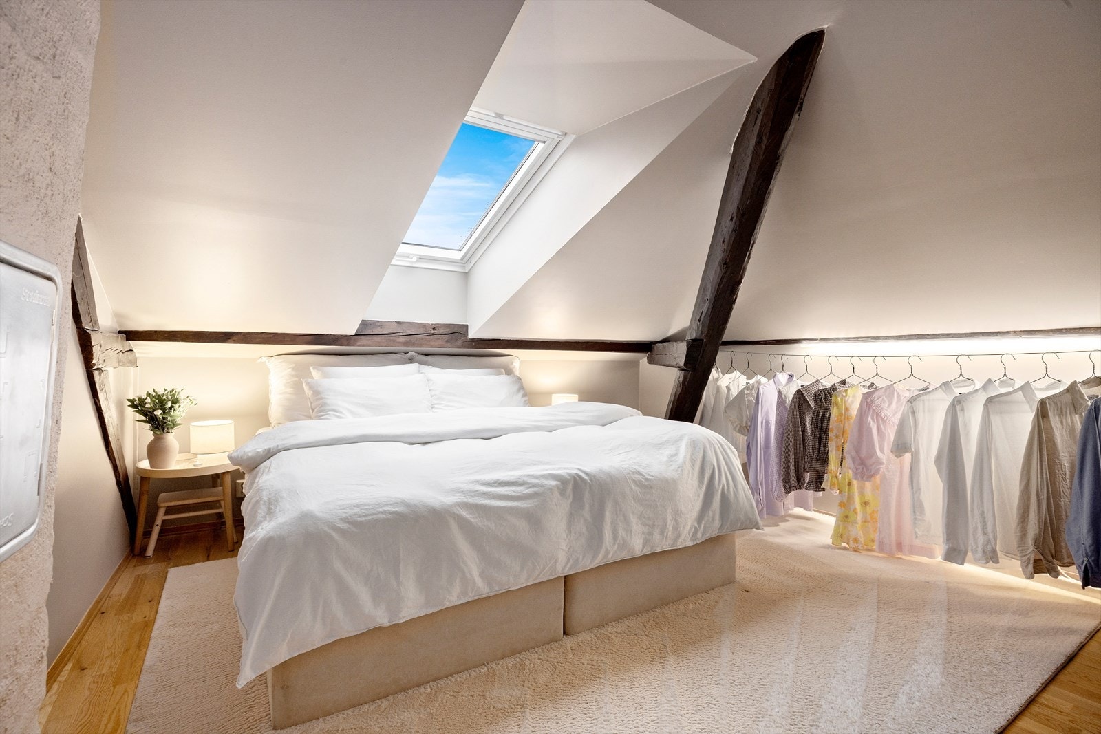 Romslig hovedsoverom med god plass til dobbeltseng (180cm), nattbord og øvrig soveromsmøblement. Galleribilde