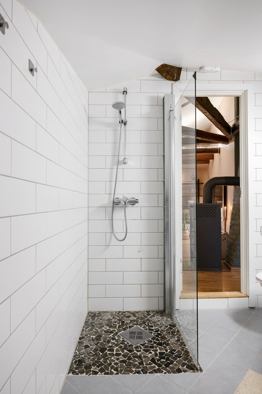 Badet er innredet med benkeskap med glatte fronter og speil over servant. Galleribilde