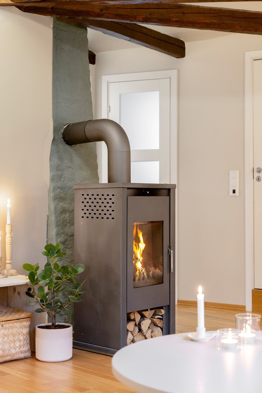 Sentralt plassert i stuen er en flott peisovn som varmer godt på kalde vinterdager. Galleribilde