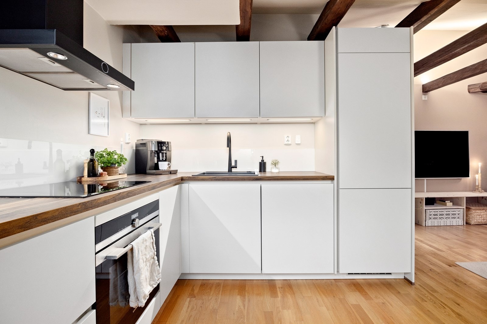 Leilighetens kjøkken ligger i praktisk åpen løsning. Galleribilde