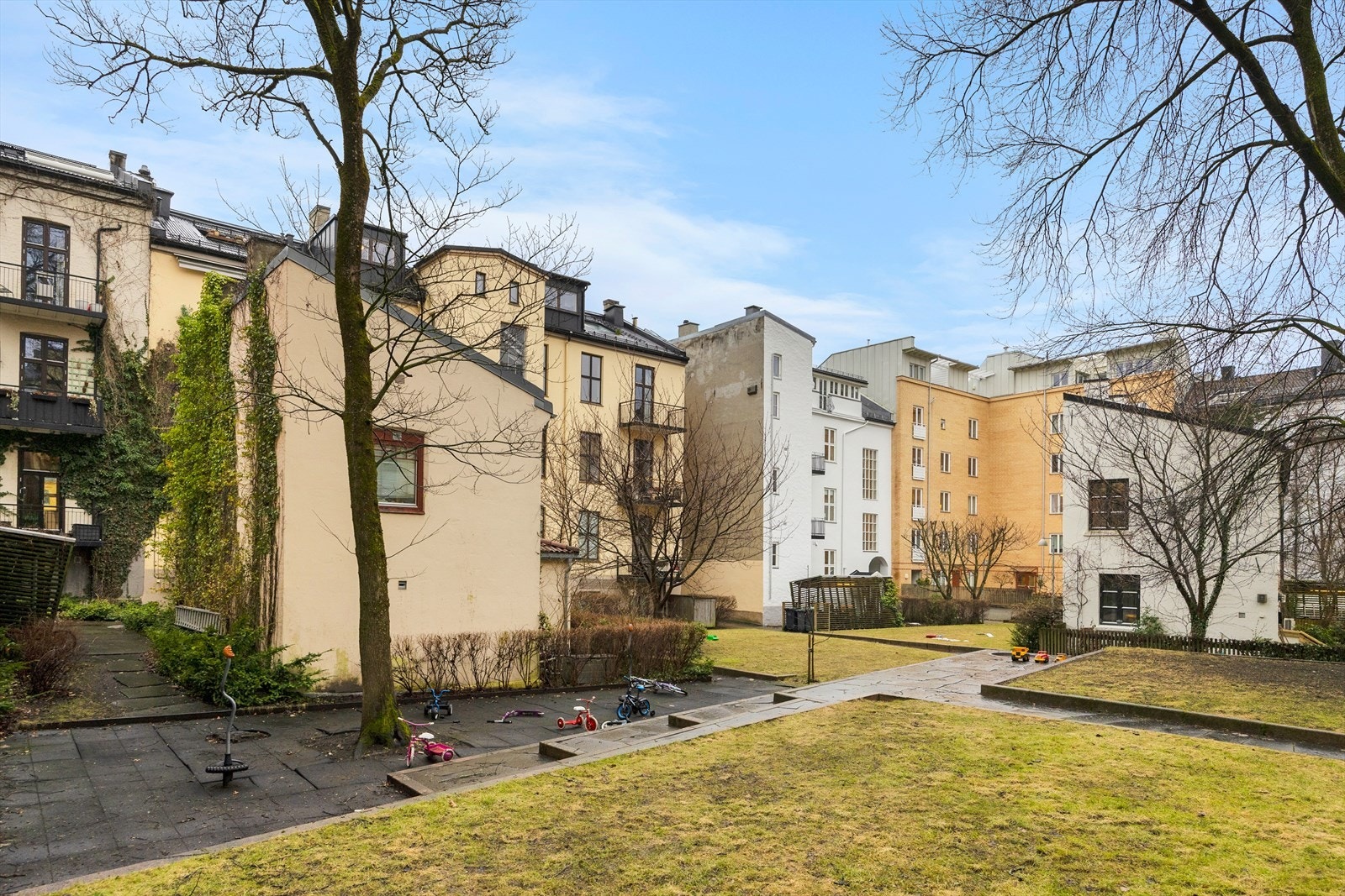 Nabolaget har et rikt utvalg av hyggelige kaféer og restauranter, og det er kort vei til populære møteplasser hvor man kan nyte alt fra kaffe og bakverk til gode middager. St. Hanshaugen er også kjent for sitt brede tilbud av treningsmuligheter. Galleribilde