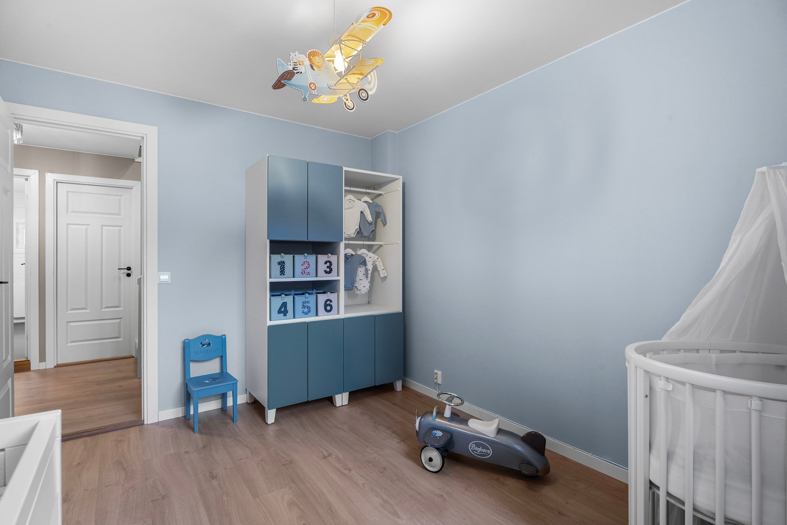 Soverom 2 er av god størrelse og har nymalte vegger samt laminatgulv fra 2025 Galleribilde