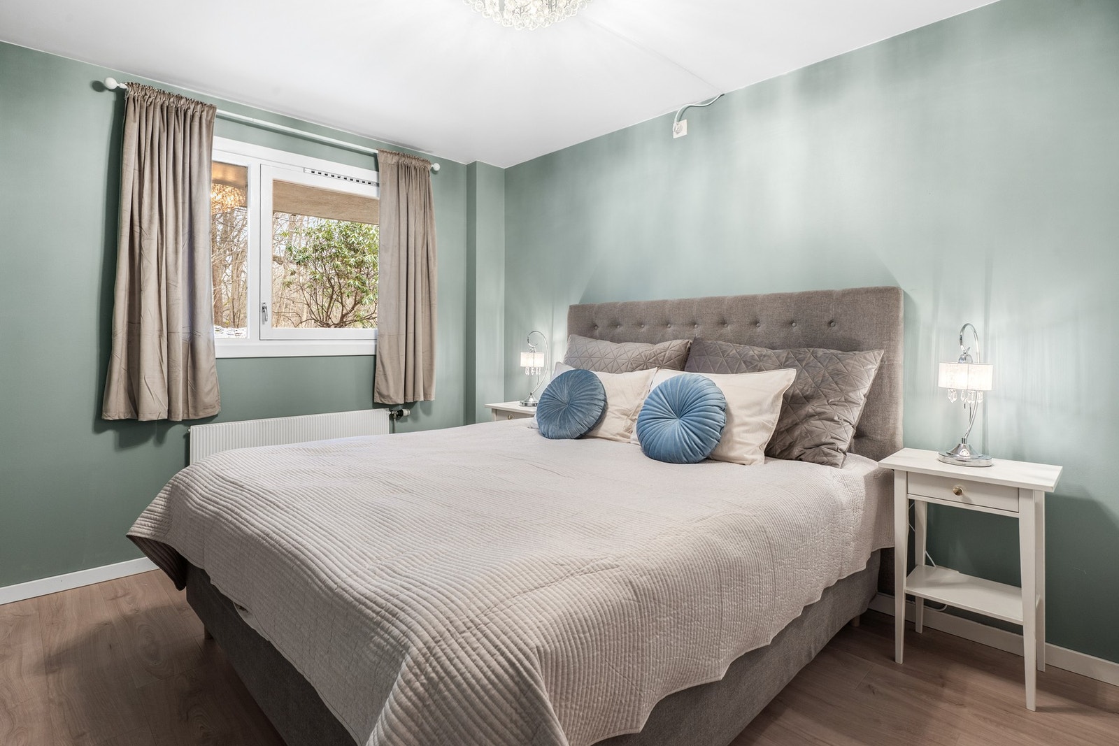 Hovedsoverommet har rikelig med plass til dobbeltseng og nattbord på hver side, samt garderobeskap Galleribilde