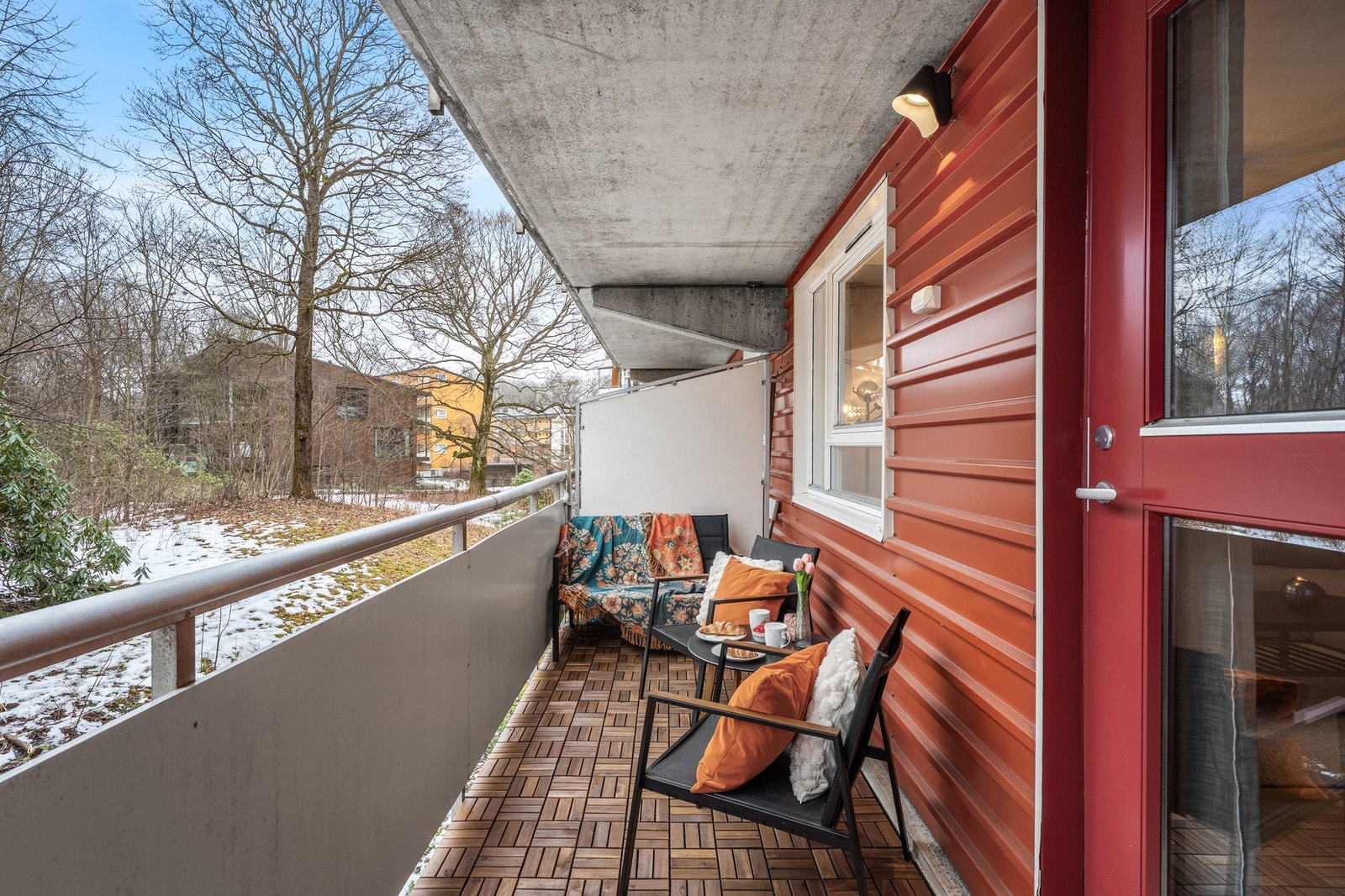 Usjenert balkong på ca. 8 m² vendt mot nordvest og vakre, grønne omgivelser Galleribilde