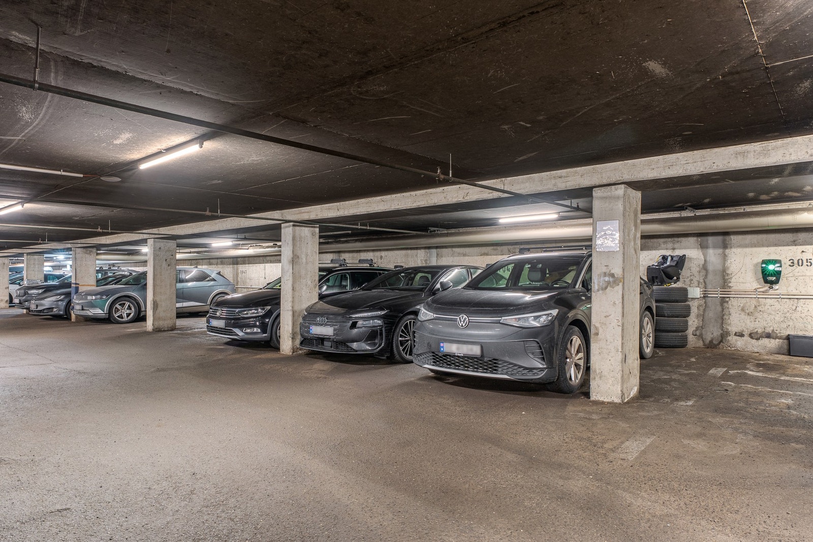 Det medfølger garasjeplass med el-lader og det er godt med gjesteparkering Galleribilde