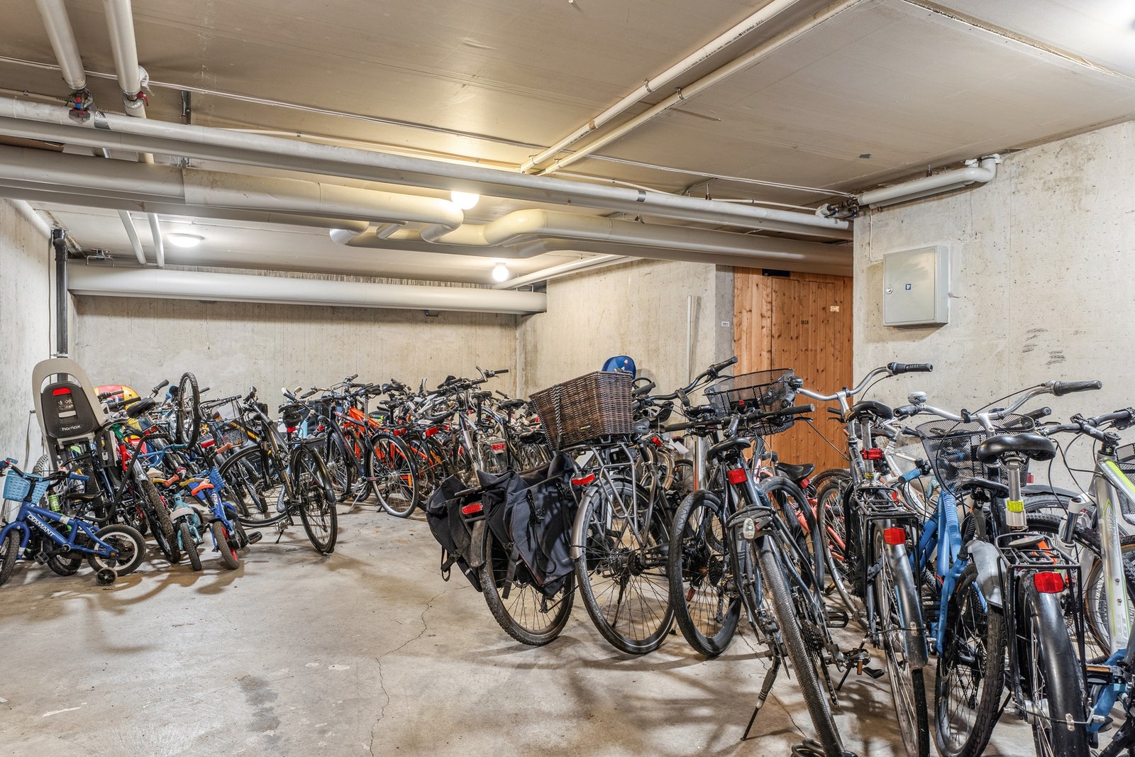 Stor sykkelparkering rett ved boligen Galleribilde