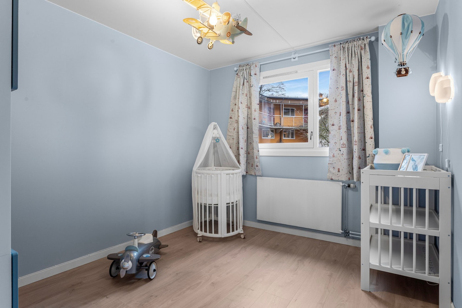 Begge soverom har vinduer vendt mot rolige omgivelser Galleribilde