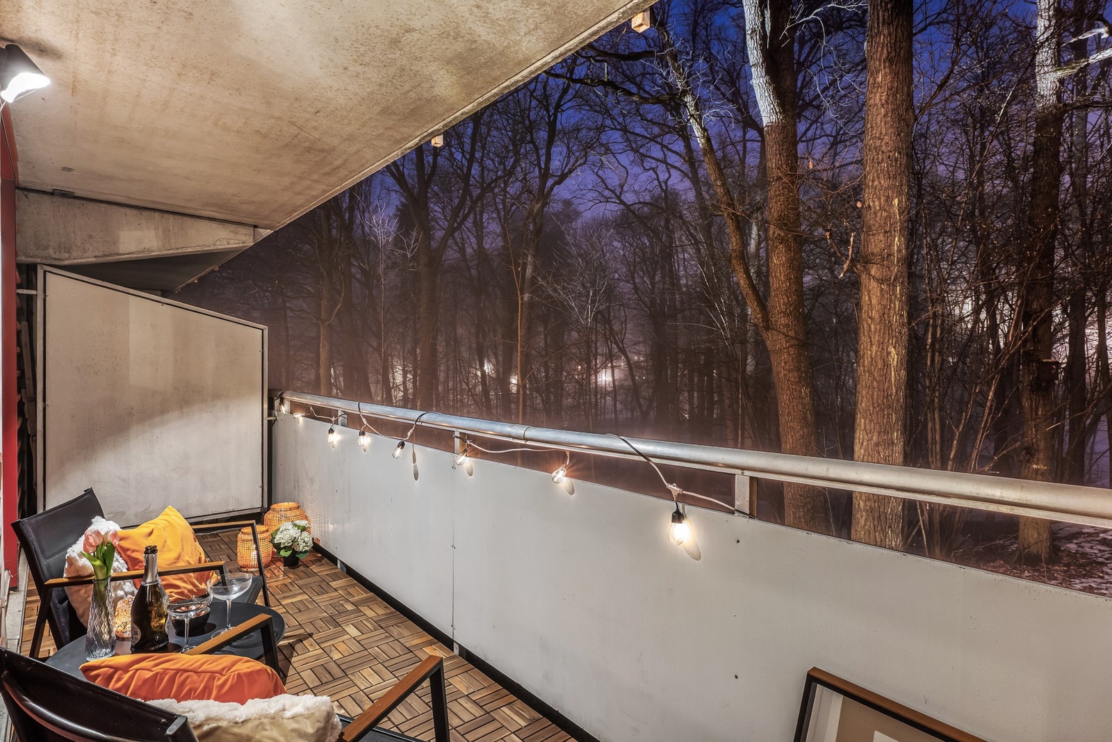 På balkongen nyter du hyggelig kveldsstemning Galleribilde