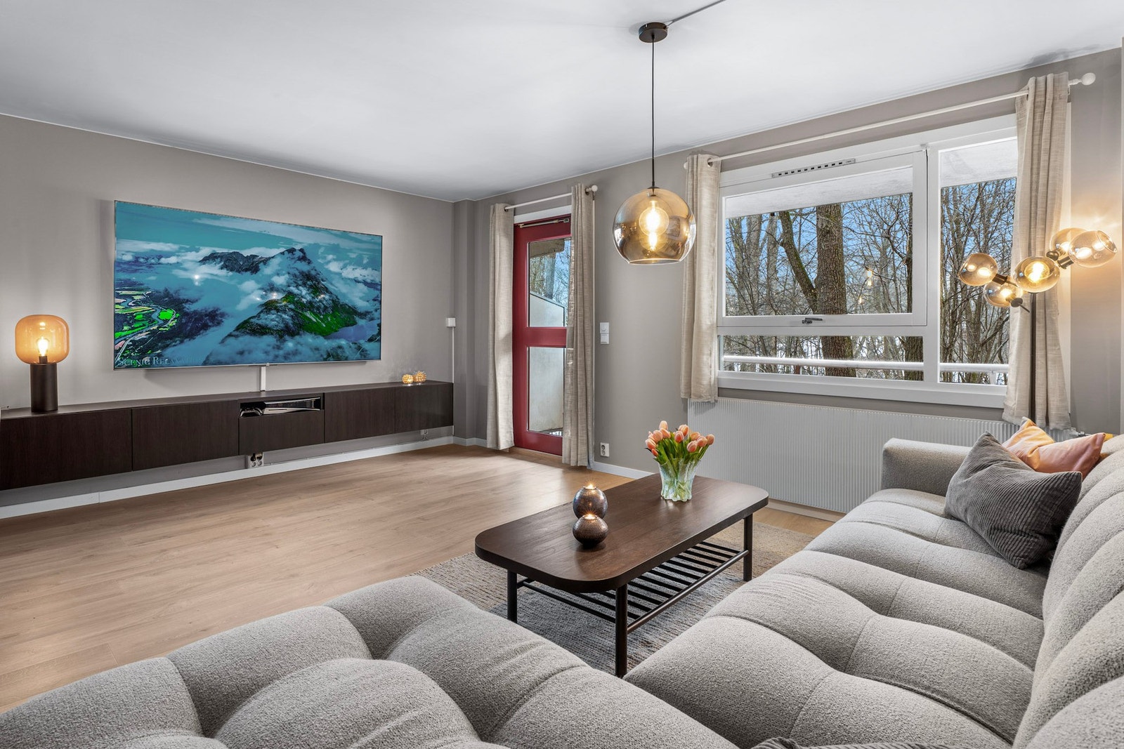 God plass til stor sjeselong, sofabord og TV-løsning Galleribilde