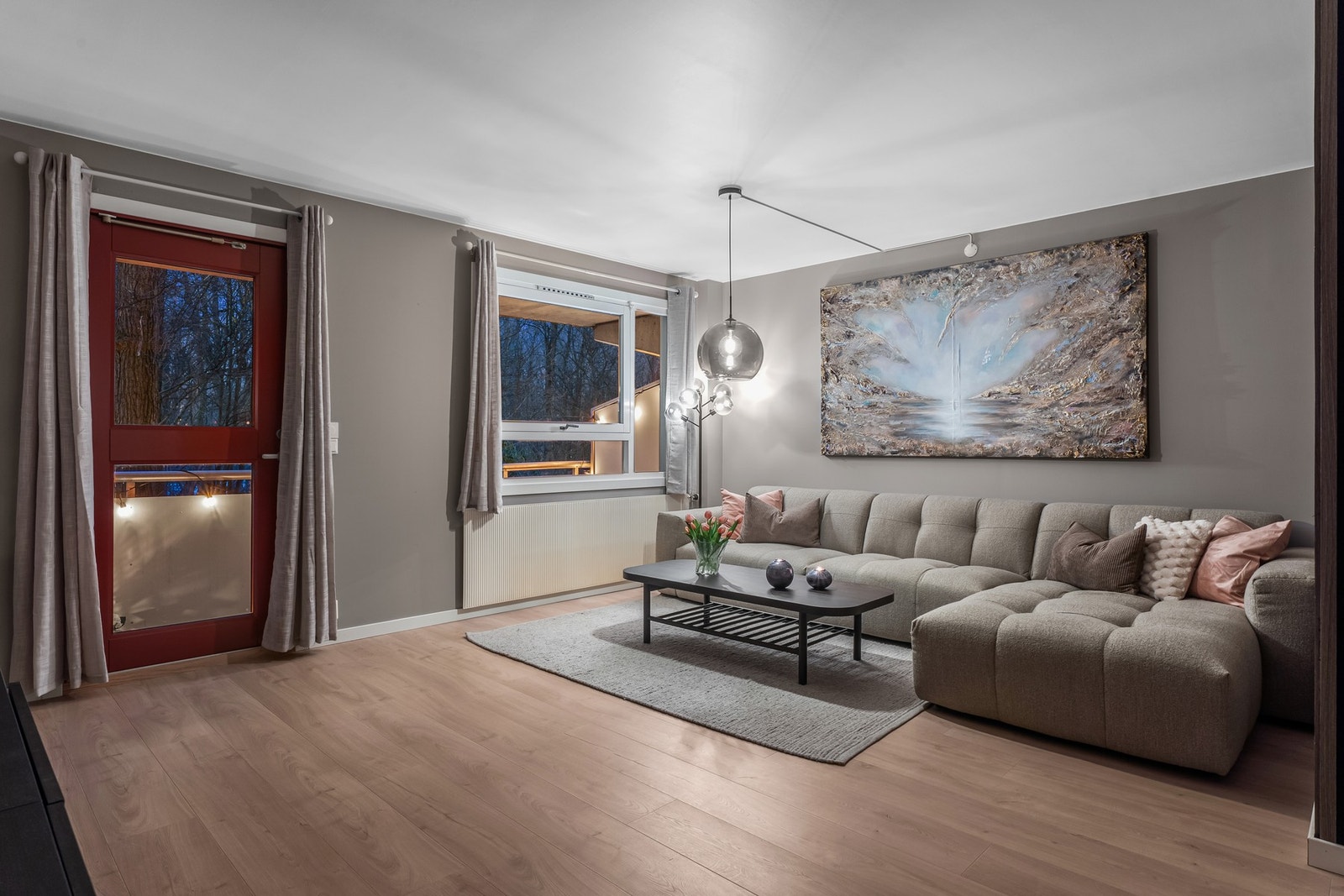 Her samles familien i stuen på kvelden, med film, kos og rolig stemning Galleribilde